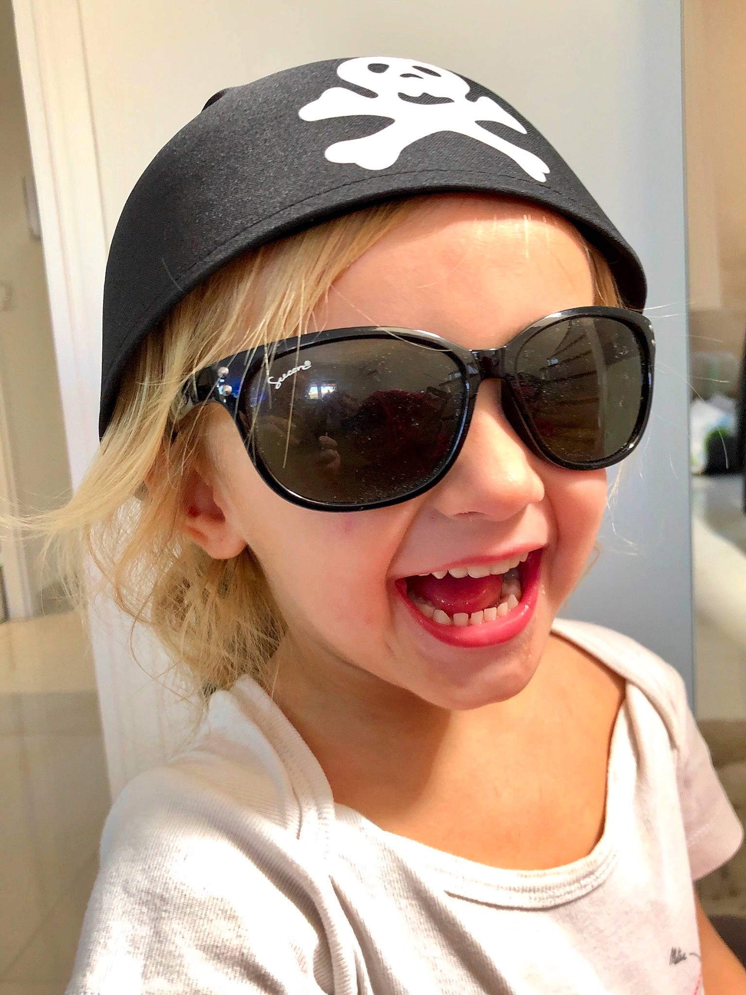 Maëlys a rejoint le concours — aidez-le/la à gagner de superbes lots ! cap, clothing, cool, eye_glass_accessory, eyebrow, eyewear, glasses, goggles, hair, happy, hat, headwear, helmet, jaw, lip, neck, person, personal_protective_equipment, smile, street_fashion