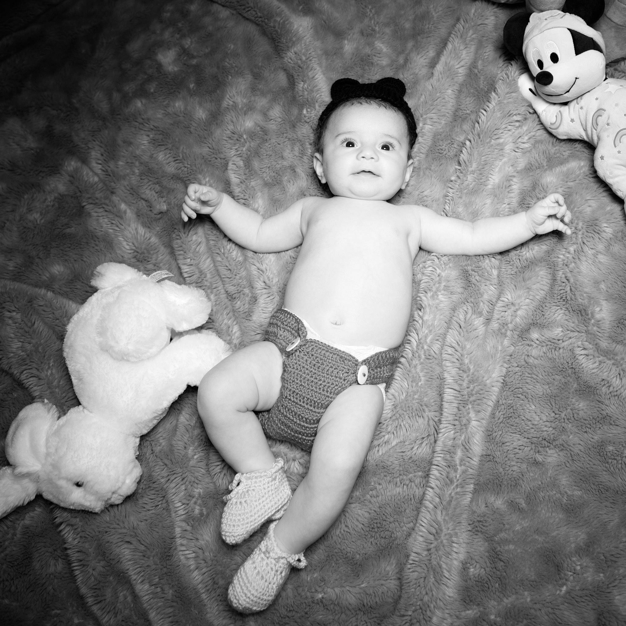 Rafaël a rejoint le concours — aidez-le/la à gagner de superbes lots ! black, eye, facial_expression, flash_photography, hand, head, human, human_body, joint, leg, mouth, muscle, nose, organ, person, skin, smile, textile, toy, vertebrate