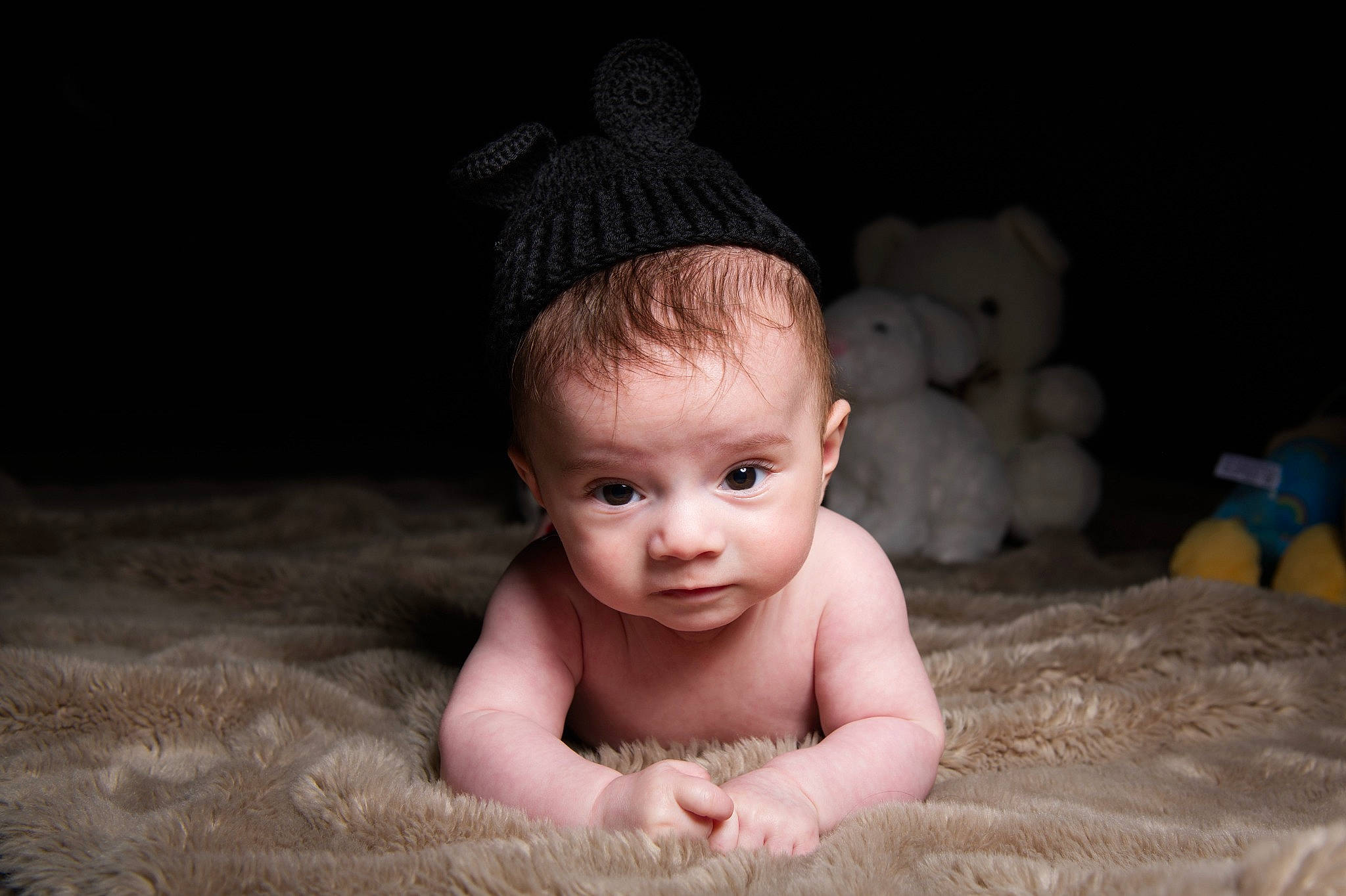 Rafaël a rejoint le concours — aidez-le/la à gagner de superbes lots ! baby, baby_toddler_clothing, cap, cheek, crawling, eye, eyebrow, face, flash_photography, flooring, fun, grass, happy, head, mouth, person, skin, smile, toddler, tummy_time