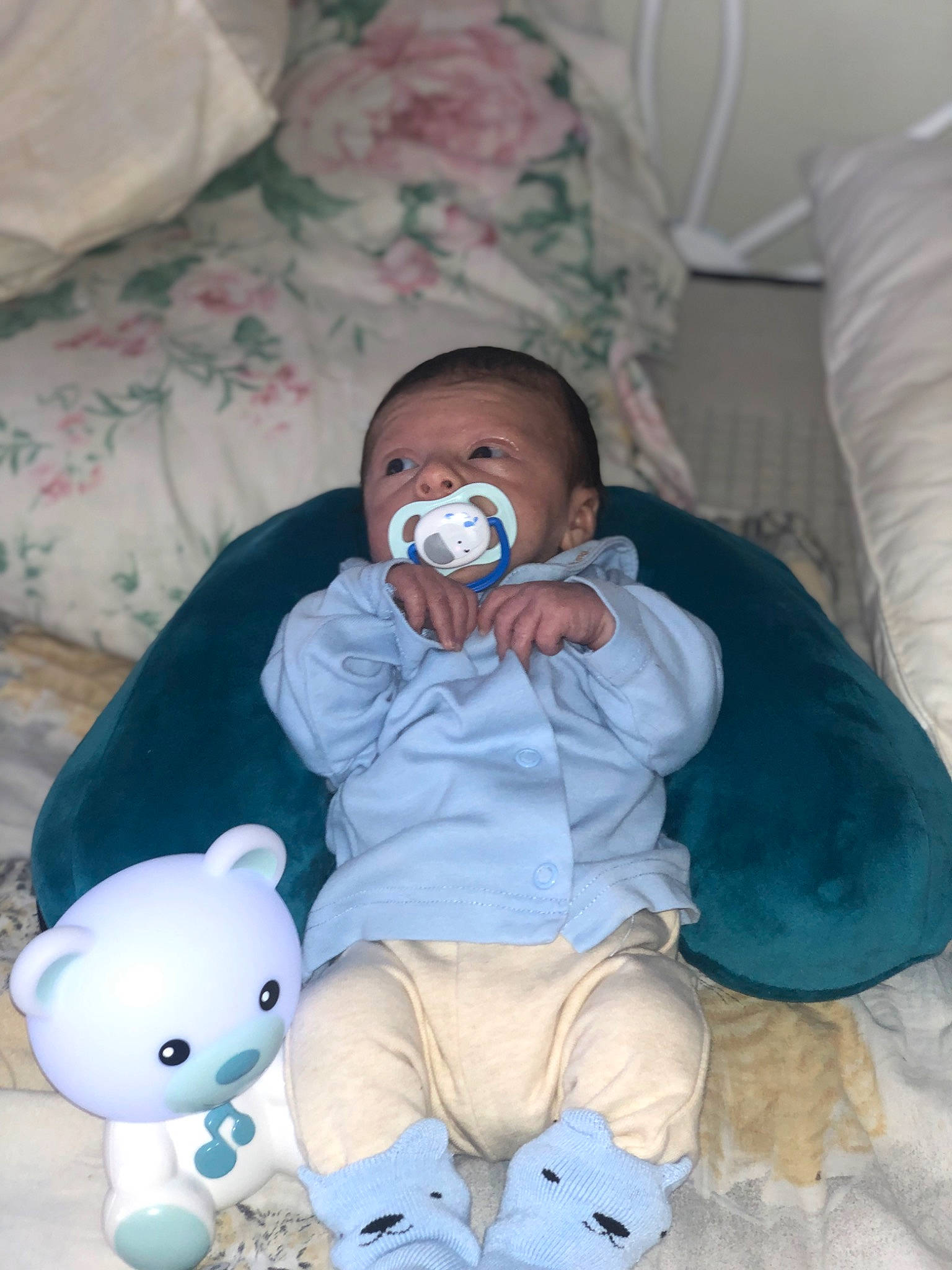 Mylann a rejoint le concours — aidez-le/la à gagner de superbes lots ! baby, baby_products, baby_toddler_clothing, cheek, child, comfort, happy, head, human_body, linens, mouth, nose, organ, person, room, sitting, skin, textile, toddler, toy