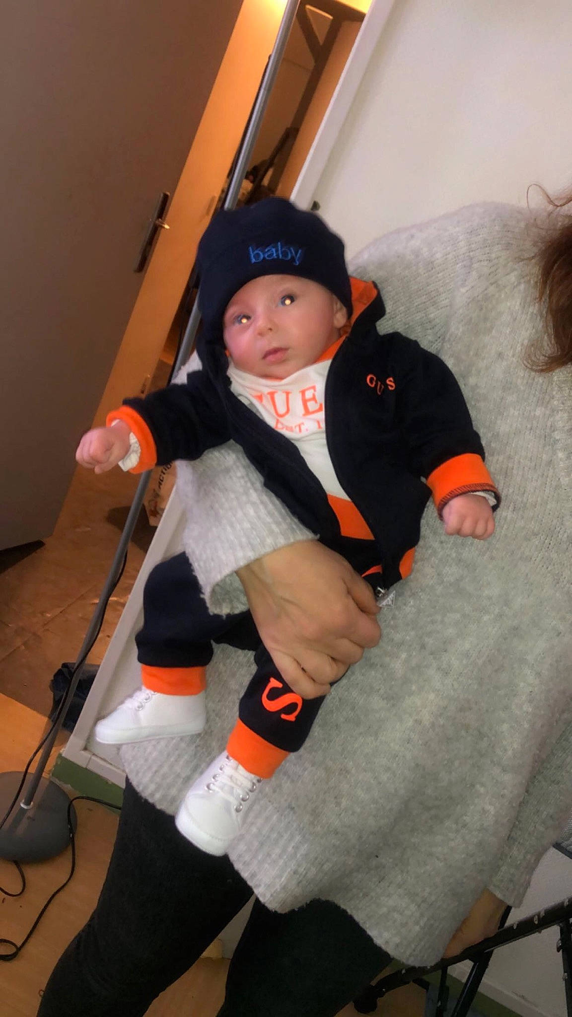 Mylann participe au concours pour gagner de l'argent avec cette photo : baby, baby_carriage, baby_products, baby_toddler_clothing, bag, boot, child, comfort, costume, couch, fun, hat, headwear, lap, luggage_and_bags, outerwear, person, personal_protective_equipment, sitting, sock