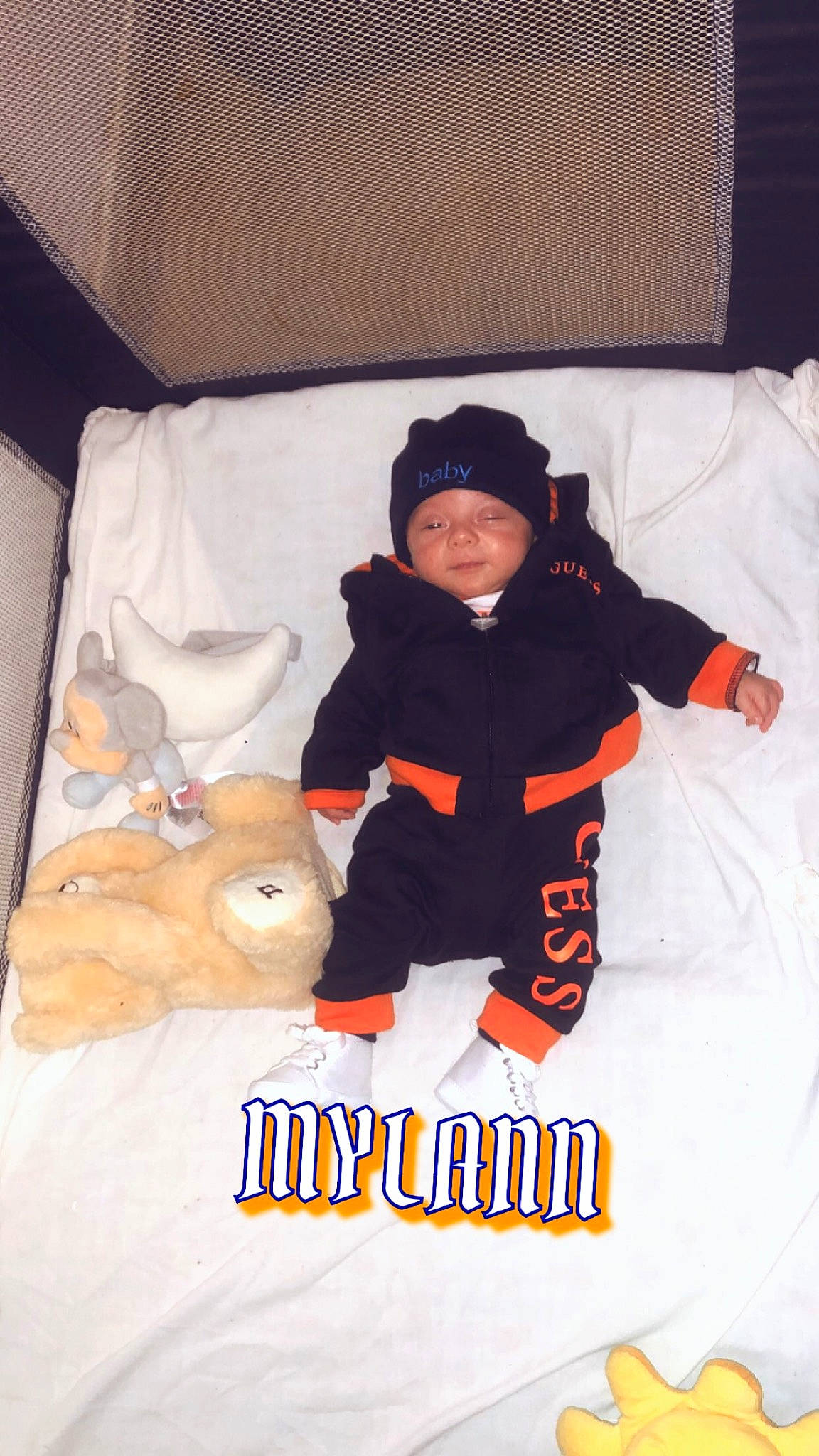 Mylann participe au concours pour gagner de l'argent avec cette photo : baby, baby_toddler_clothing, bedding, child, comfort, fun, fur, hat, headwear, linens, mammal, person, plush, room, sleeve, smile, stuffed_toy, teddy_bear, textile, toddler