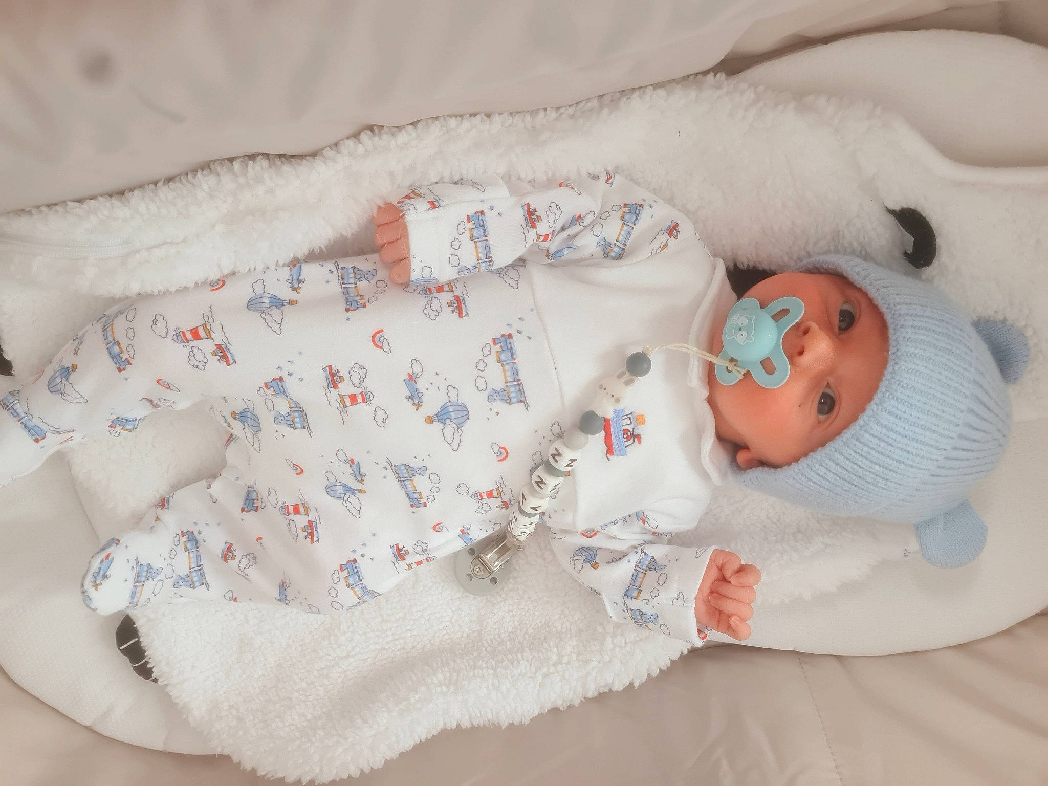 Mylann participe au concours pour gagner de l'argent avec cette photo : baby, baby_products, baby_sleeping, baby_toddler_clothing, bed_sheet, bedding, bedtime, child, comfort, hand, hat, headwear, linens, pattern, person, product, room, skin, sleep, sleeve