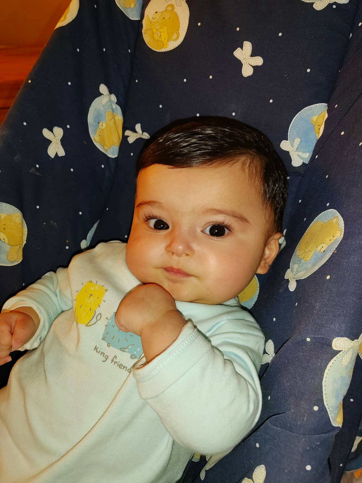 Mathis a rejoint le concours — aidez-le/la à gagner de superbes lots ! art, astronomical_object, baby, baby_products, baby_toddler_clothing, baby_toys, beauty, cheek, child, circle, fun, gesture, happy, pattern, person, product, sleeve, space, textile, thumb