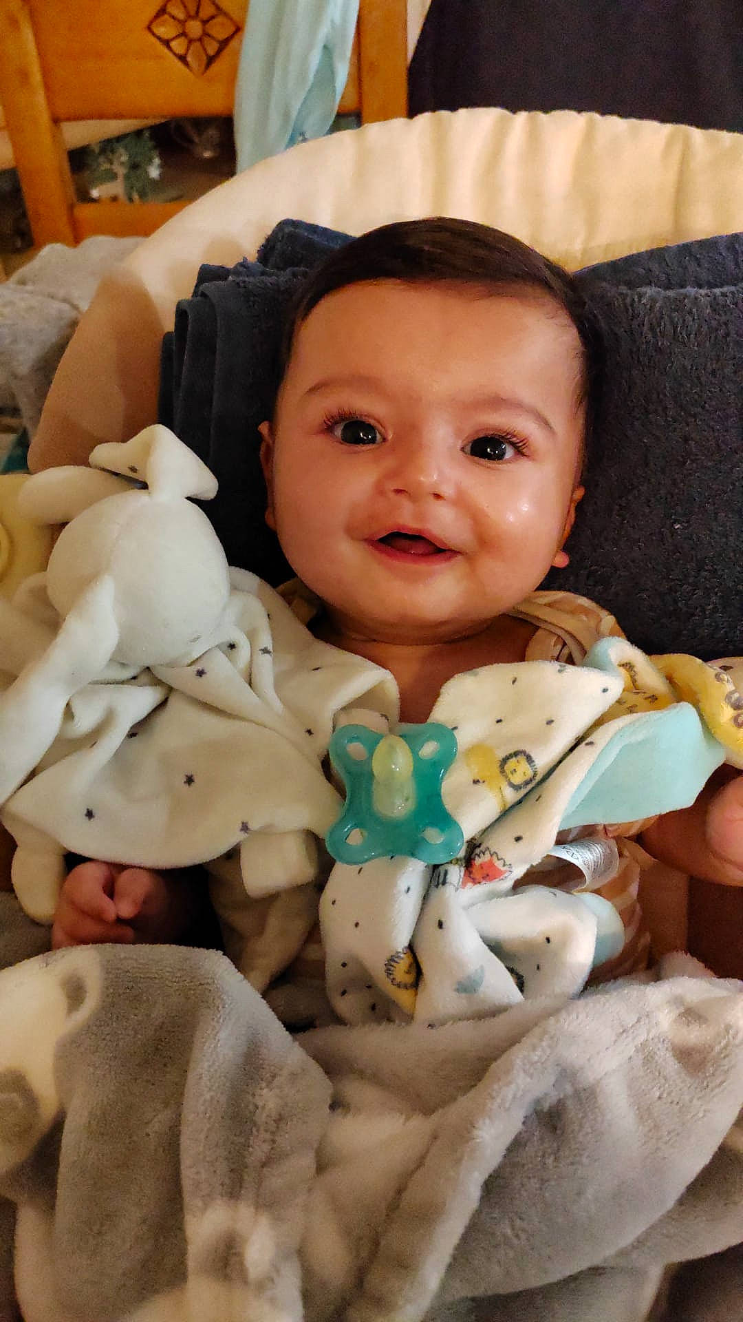 Mathis a rejoint le concours — aidez-le/la à gagner de superbes lots ! baby, baby_products, baby_safety, baby_toddler_clothing, cheek, child, comfort, facial_expression, fun, happy, iris, linens, mammal, people, person, room, sitting, skin, smile, textile