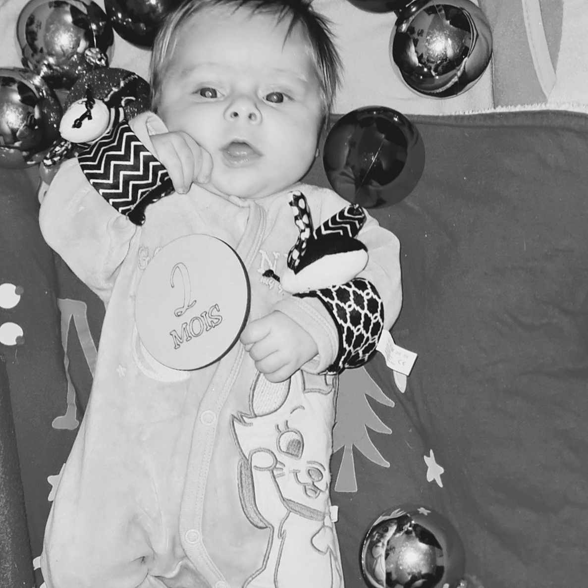 Yuri participe au concours pour gagner de l'argent avec cette photo : baby, ball, balloon, bodypart, face, finger, football, furniture, hand, happy, head, people, person, photography, portrait, smile, soccer, soccerball, sphere, sport