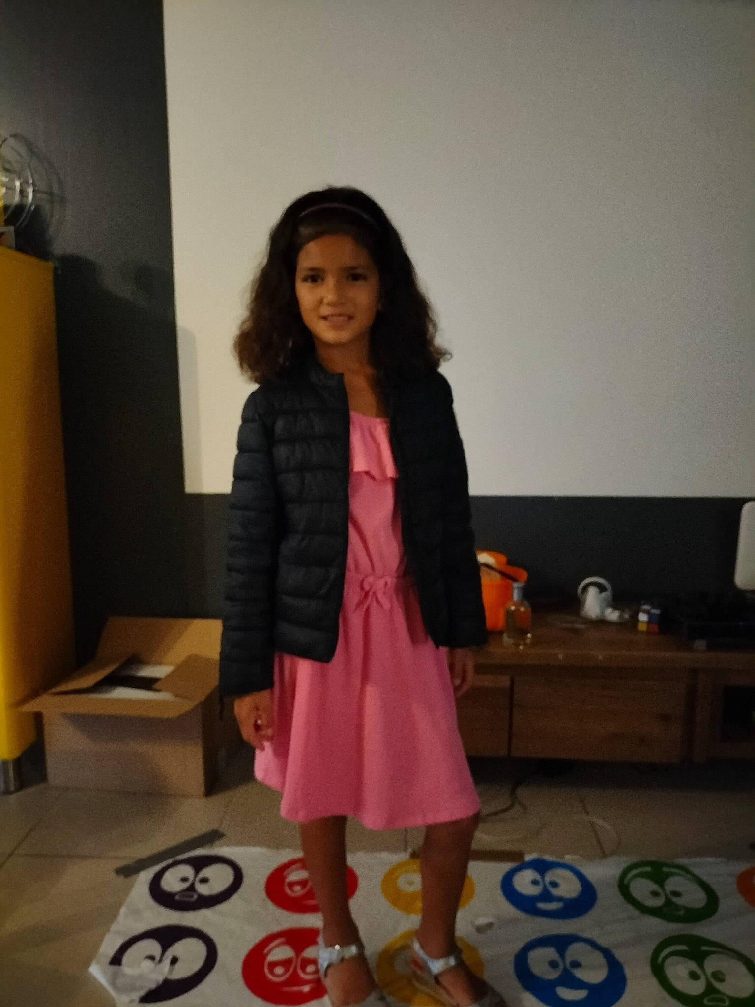 Heimiti participe au concours pour gagner de l'argent avec cette photo : bag, blazer, event, fashion_design, flooring, formal_wear, fun, high_heels, human_leg, joy, knee, lamp, luggage_and_bags, magenta, person, room, sandal, shoe, sleeve, smile