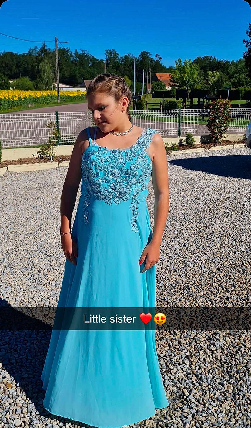 Tiphaine a rejoint le concours — aidez-le/la à gagner de superbes lots ! aqua, azure, blue, bridal_party_dress, day_dress, dress, fashion_design, gown, happy, neck, one_piece_garment, person, plant, shoulder, sky, sleeve, strapless_dress, tree, trunk, waist