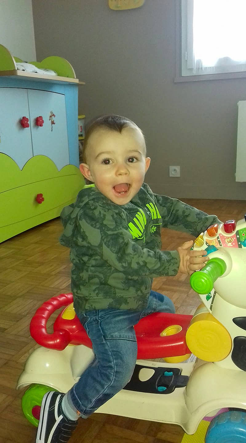 Nyno a rejoint le concours — aidez-le/la à gagner de superbes lots ! baby_products, boy, child, day, fun, green, infant, kindergarten, person, play, product, room, sitting, skin, toddler, toy, yellow
