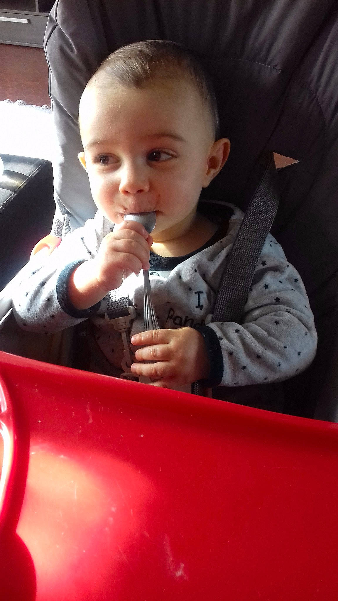 Nyno a rejoint le concours — aidez-le/la à gagner de superbes lots ! boy, child, day, fun, girl, infant, person, play, product, red, sitting, skin, smile, toddler