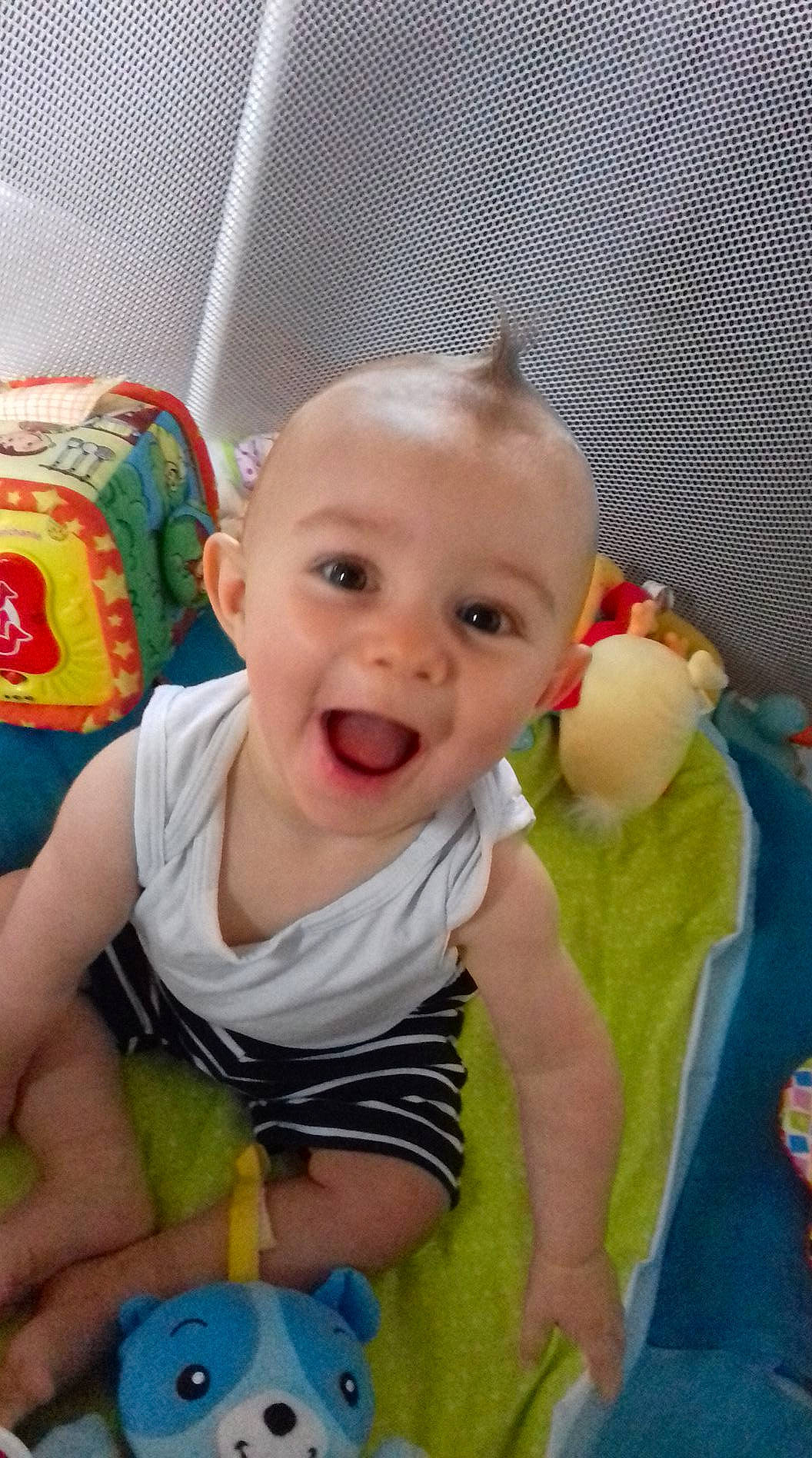 Nyno a rejoint le concours — aidez-le/la à gagner de superbes lots ! baby_products, boy, cheek, child, day, eye, face, facial_expression, fun, green, head, infant, mouth, nose, organ, person, play, product, skin, smile