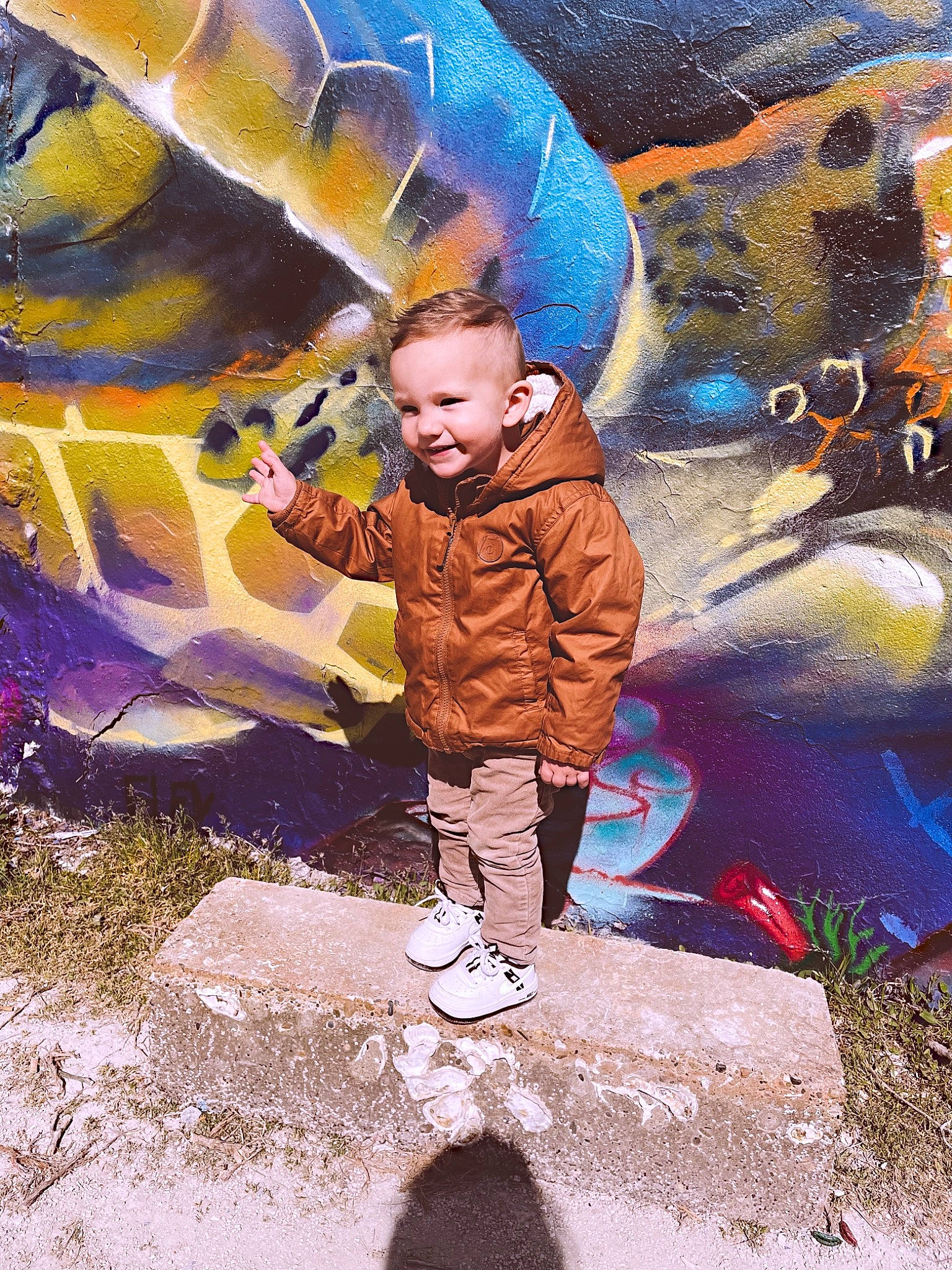 Many participe au concours pour gagner de l'argent avec cette photo : adaptation, art, baby, child, cool, fun, geological_phenomenon, grass, happy, jacket, landscape, leisure, mural, organism, people_in_nature, person, plant, rock, tints_and_shades, toddler