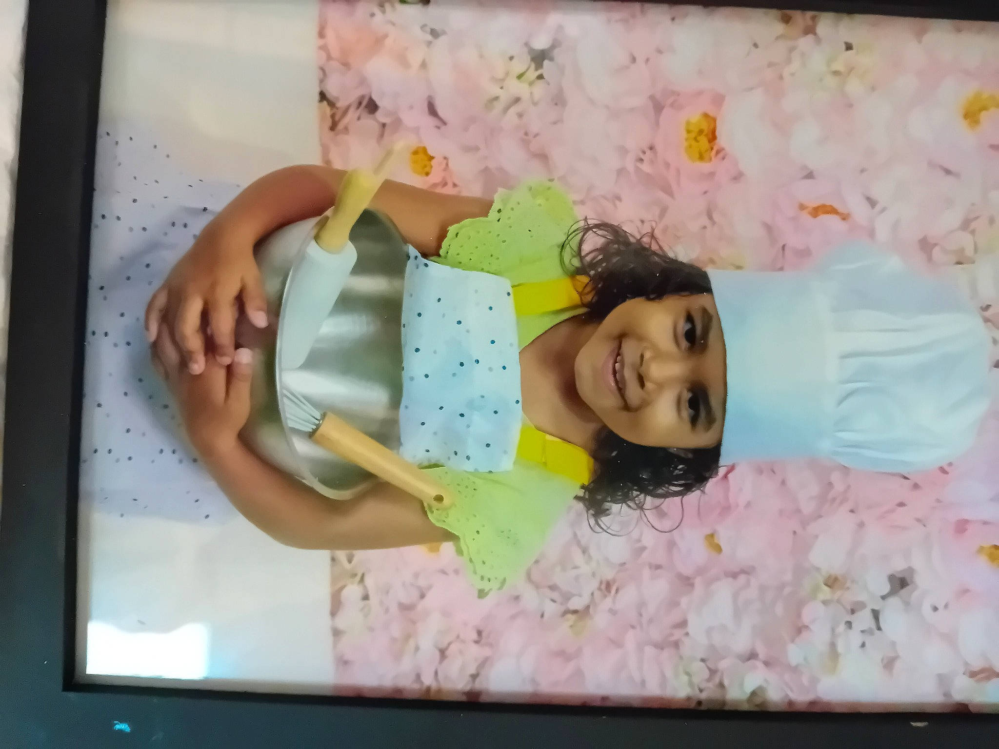 Pascaline participe au concours pour gagner de l'argent avec cette photo : art, baby, baby_products, child, design, display_device, fun, happy, headwear, joy, leisure, linens, magenta, pattern, person, pink, play, product, room, skin