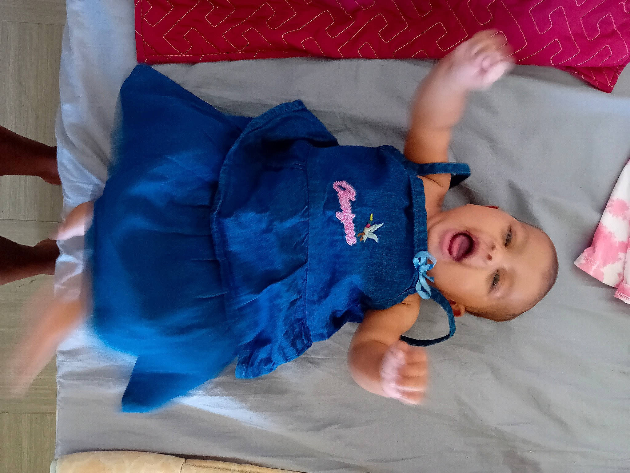 Loélya participe au concours pour gagner de l'argent avec cette photo : baby, baby_products, baby_toddler_clothing, bedtime, child, comfort, electric_blue, fun, leisure, linens, magenta, nap, person, room, sitting, sleep, sleeve, smile, t_shirt, toddler