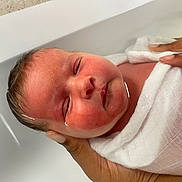 Mia a rejoint le concours — aidez-le/la à gagner de superbes lots ! newborn, baby, infant, face, hand, water, bath, white_cloth, skin, sleeping, closeup, person, human, gentle, rest, calm, fresh, soft, care, tenderness