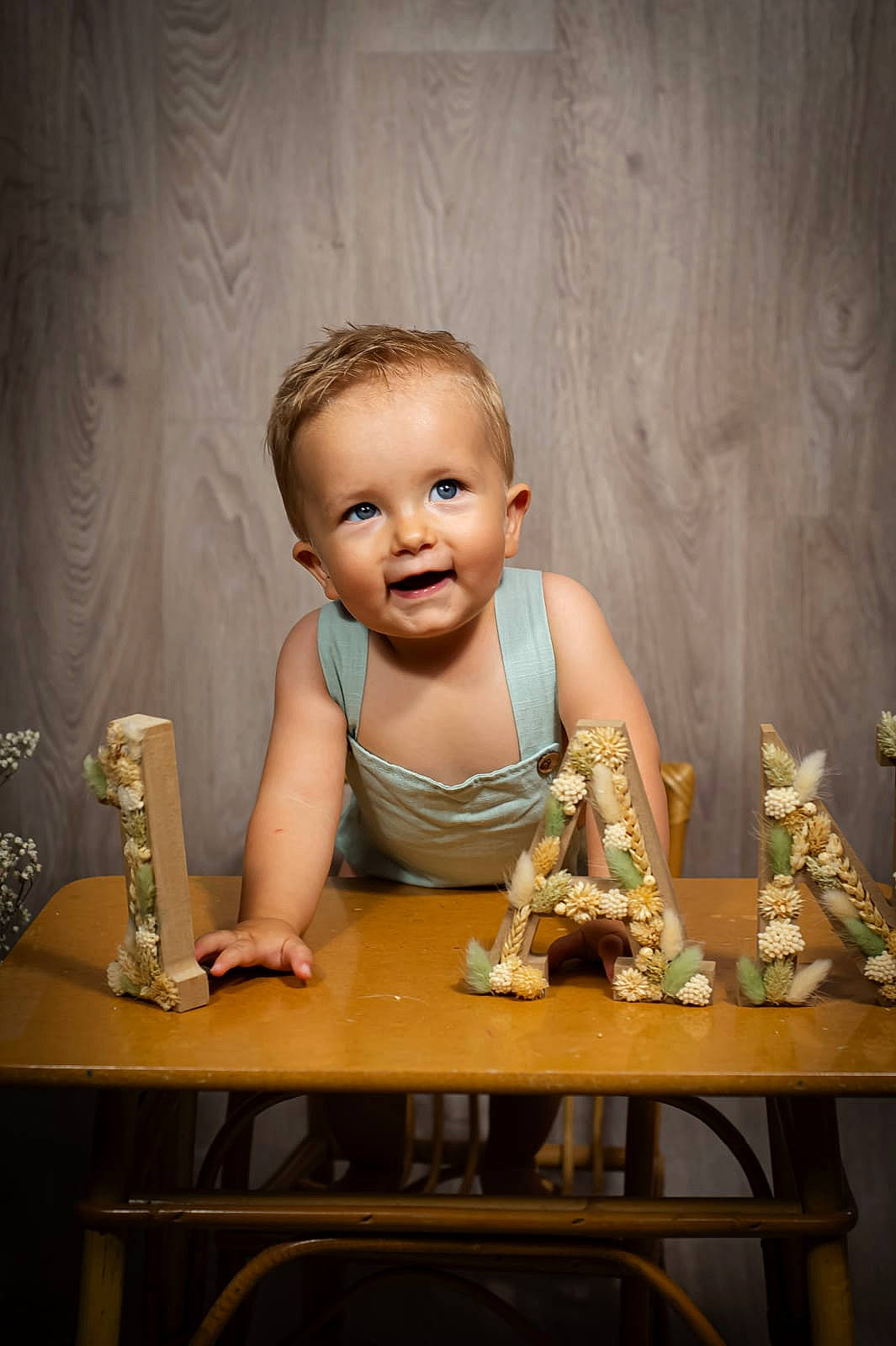 Nino a rejoint le concours — aidez-le/la à gagner de superbes lots ! baby, chair, child, desk, dessert, event, eyewear, finger, flash_photography, flooring, fun, happy, jewellery, joy, person, play, room, sitting, t_shirt, table