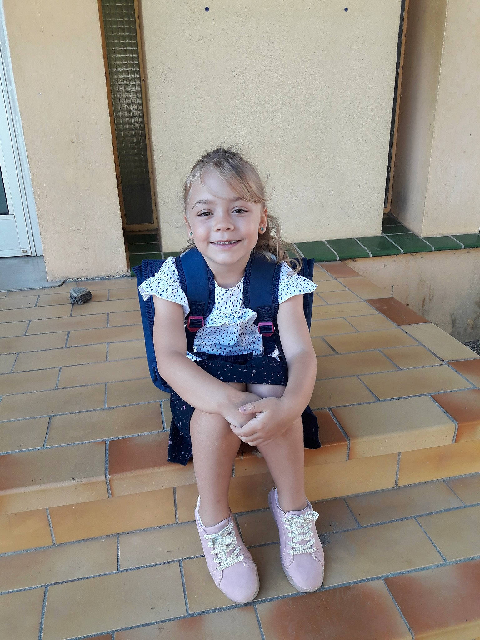 Allycia a rejoint le concours — aidez-le/la à gagner de superbes lots ! child, joy, leg, person, sitting, smile, snapshot