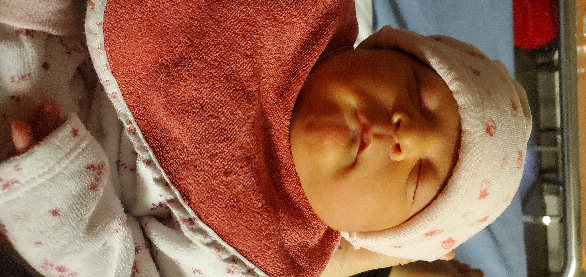 Myla participe au concours pour gagner de l'argent avec cette photo : baby, cap, cheek, chin, eye, eyebrow, eyelash, finger, head, headgear, headwear, helmet, human_body, lip, mouth, neck, nose, person, skin, sleeve