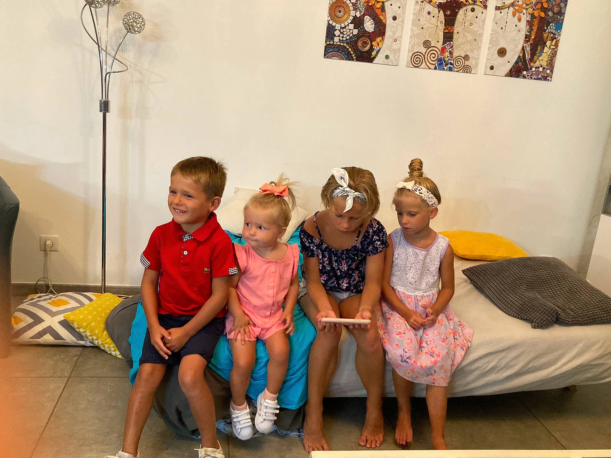 Alba participe au concours pour gagner de l'argent avec cette photo : art, baby, child, comfort, couch, event, flooring, fun, happy, joy, leisure, party, person, picture_frame, room, sandal, shorts, sitting, smile, thigh