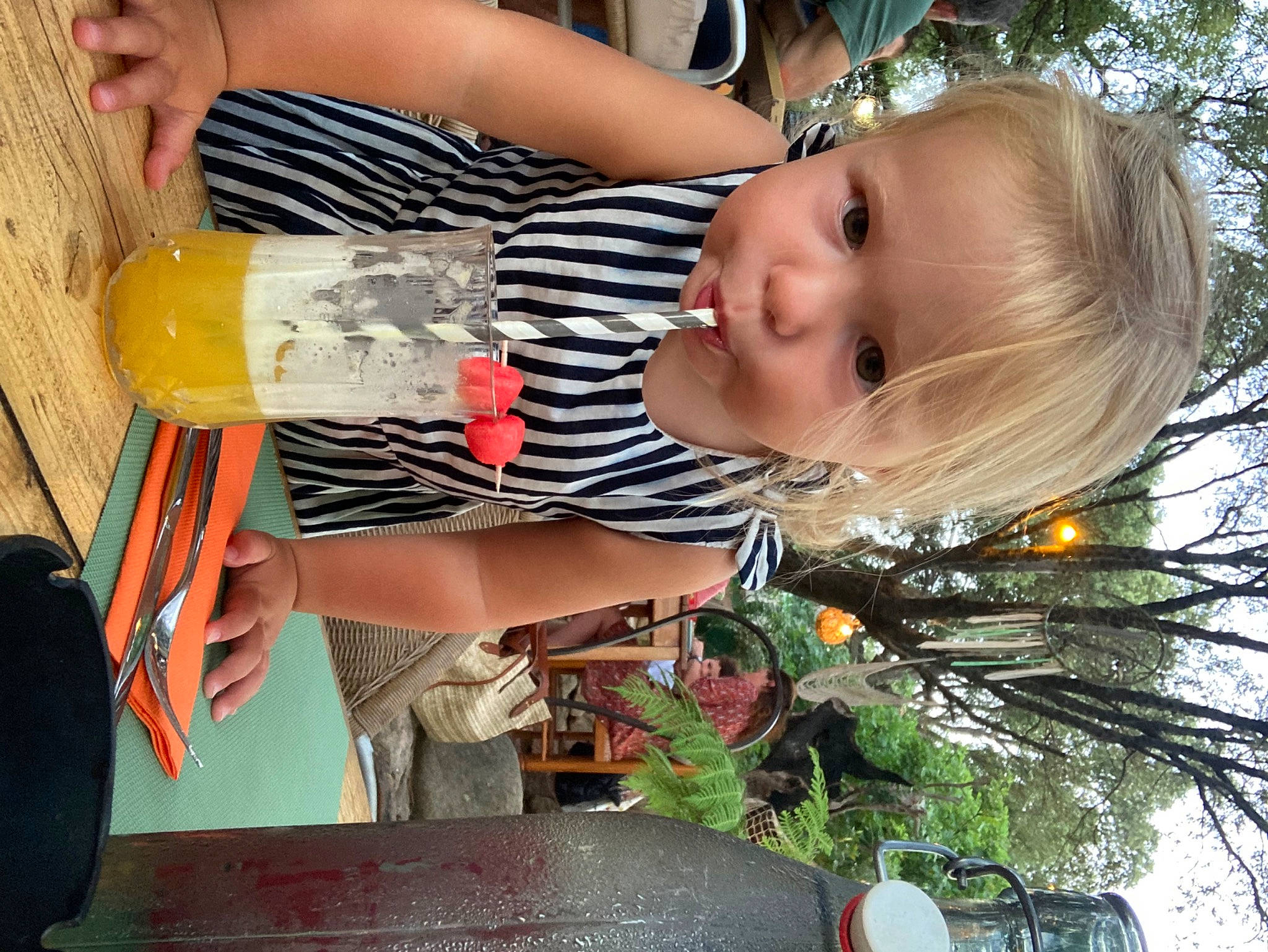 Alba a rejoint le concours — aidez-le/la à gagner de superbes lots ! child, drink, drinking, drinkware, event, food, fun, grass, happy, juice, person, plant, plastic_bottle, portrait_photography, sitting, smile, toddler, tree, vacation, water