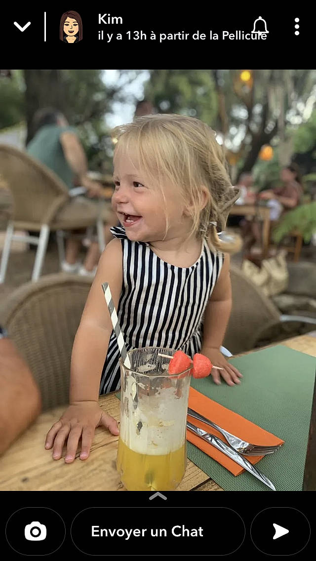 Alba participe au concours pour gagner de l'argent avec cette photo : alcoholic_beverage, blond, chair, child, cocktail, distilled_beverage, drink, drinking, event, fun, happy, joy, juice, leisure, non_alcoholic_beverage, person, recreation, sitting, smile, table