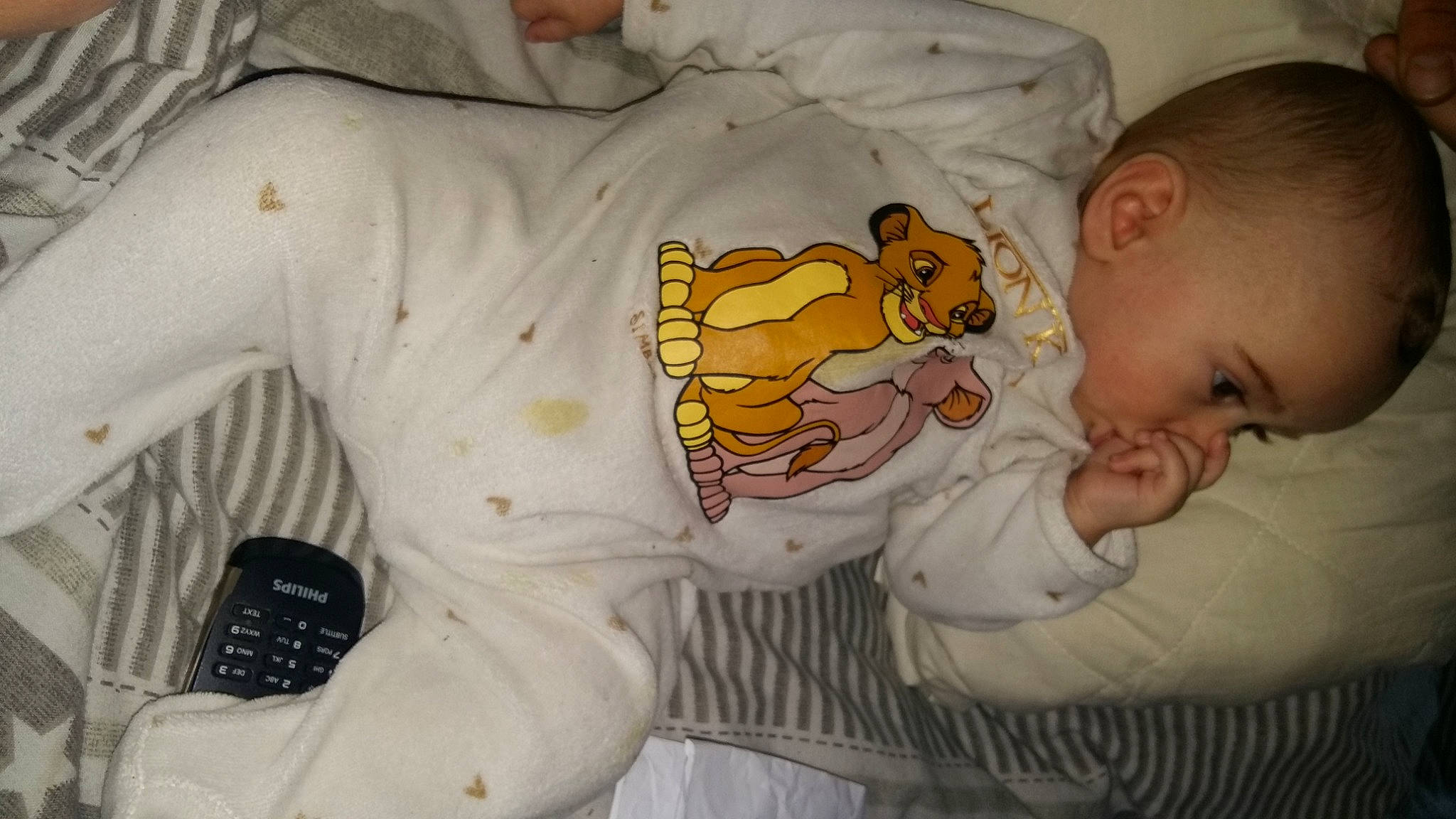 Aaron a rejoint le concours — aidez-le/la à gagner de superbes lots ! abdomen, baby, baby_products, baby_toddler_clothing, bed, bedtime, child, comfort, elbow, head, human_body, linens, mouth, person, room, sleep, sleeve, stuffed_toy, thumb, toddler