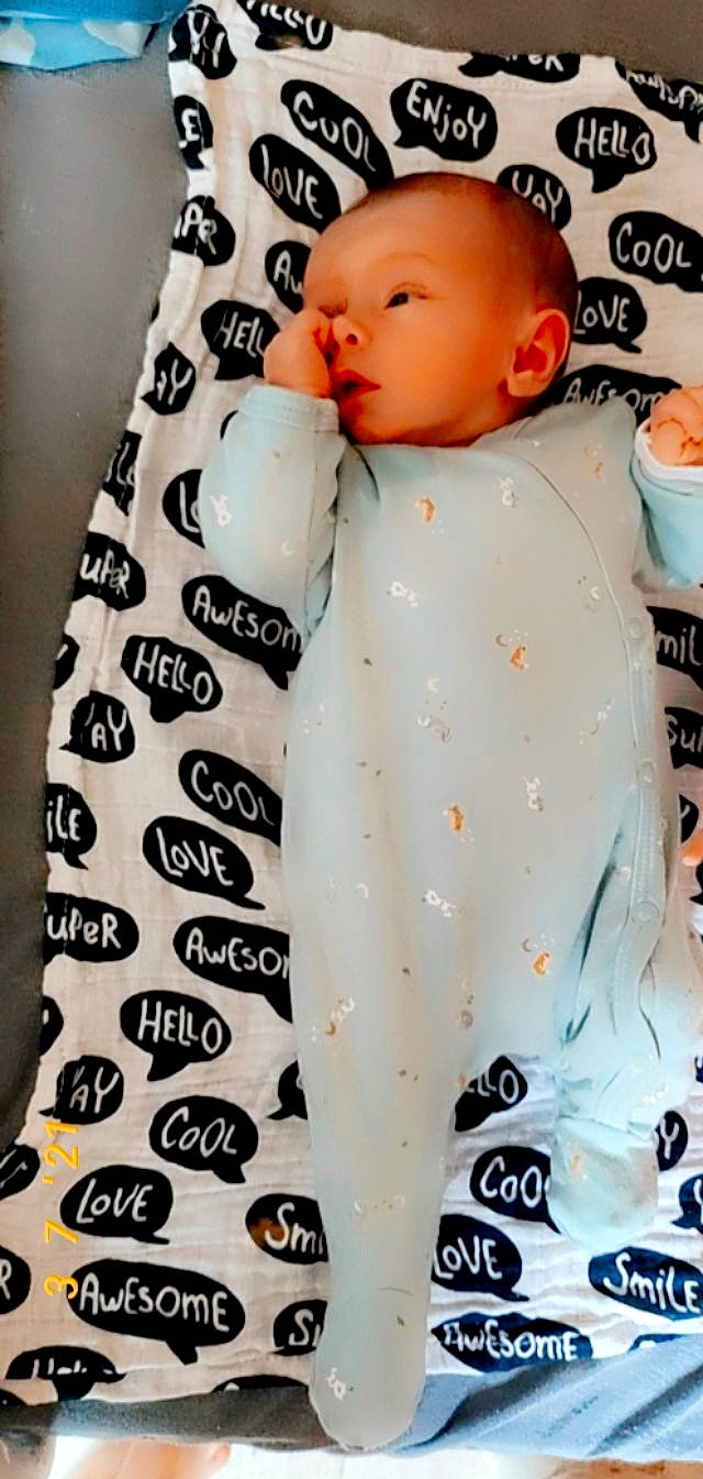 Aaron participe au concours pour gagner de l'argent avec cette photo : baby_toddler_clothing, blazer, child, collar, doll, dress_shirt, drinkware, eyelash, facial_expression, hairstyle, jacket, outerwear, pattern, person, product, skin, sleeve, textile, toy, waist