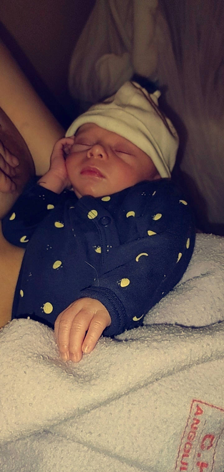 Aaron a rejoint le concours — aidez-le/la à gagner de superbes lots ! baby, baby_sleeping, baby_toddler_clothing, bedtime, cheek, child, comfort, gesture, happy, headwear, linens, nap, nose, person, room, sitting, skin, sleep, sleeve, textile