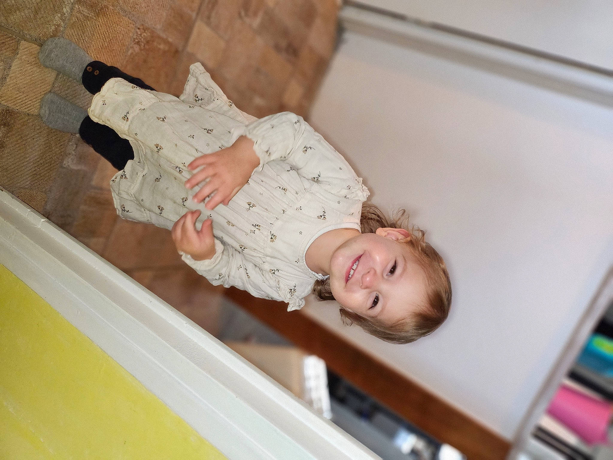 Laurèna participe au concours pour gagner de l'argent avec cette photo : baby, baby_products, baby_safety, baby_toddler_clothing, bookcase, child, comfort, happy, joy, person, room, shelf, smile, toddler, wood