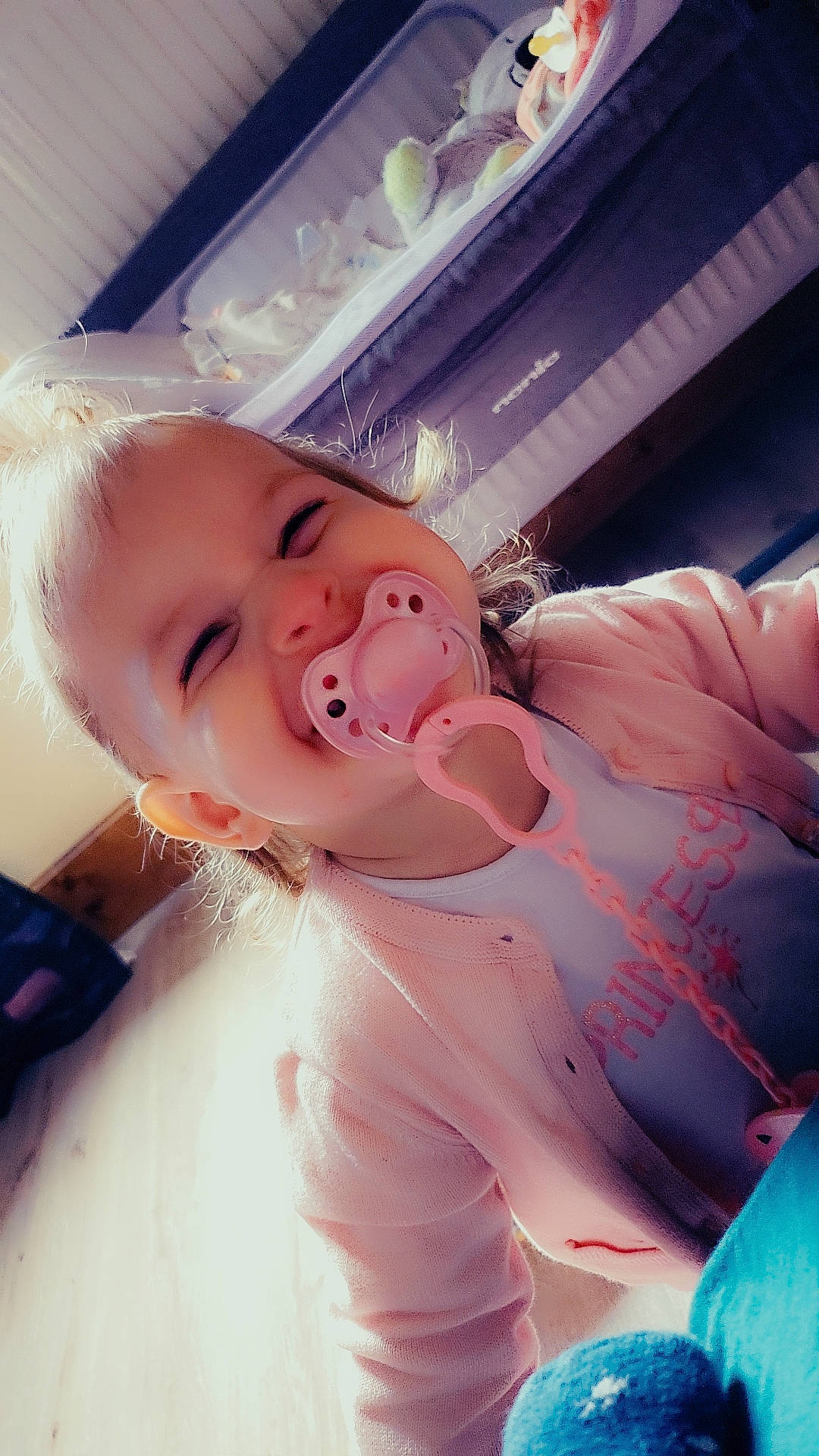 Laurèna a rejoint le concours — aidez-le/la à gagner de superbes lots ! abdomen, baby, baby_toddler_clothing, bathing, chest, child, dress, eyelash, finger, gesture, happy, mouth, neck, peach, person, pink, selfie, skin, thumb, toddler