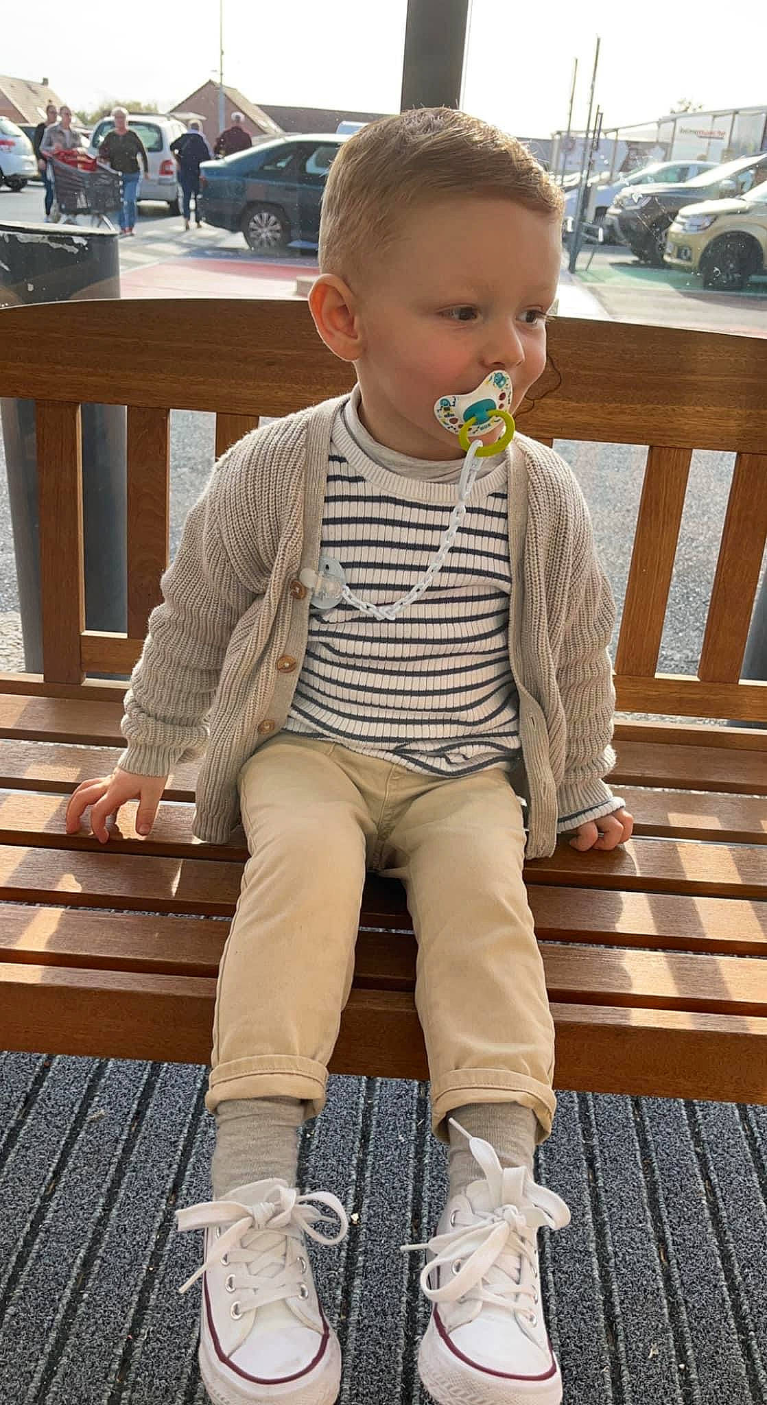 Lého participe au concours pour gagner de l'argent avec cette photo : baby, baby_toddler_clothing, chair, child, collar, dress_shirt, flooring, hairstyle, hardwood, joint, knee, leg, person, photograph, shoe, sitting, sleeve, snapshot, toddler, white