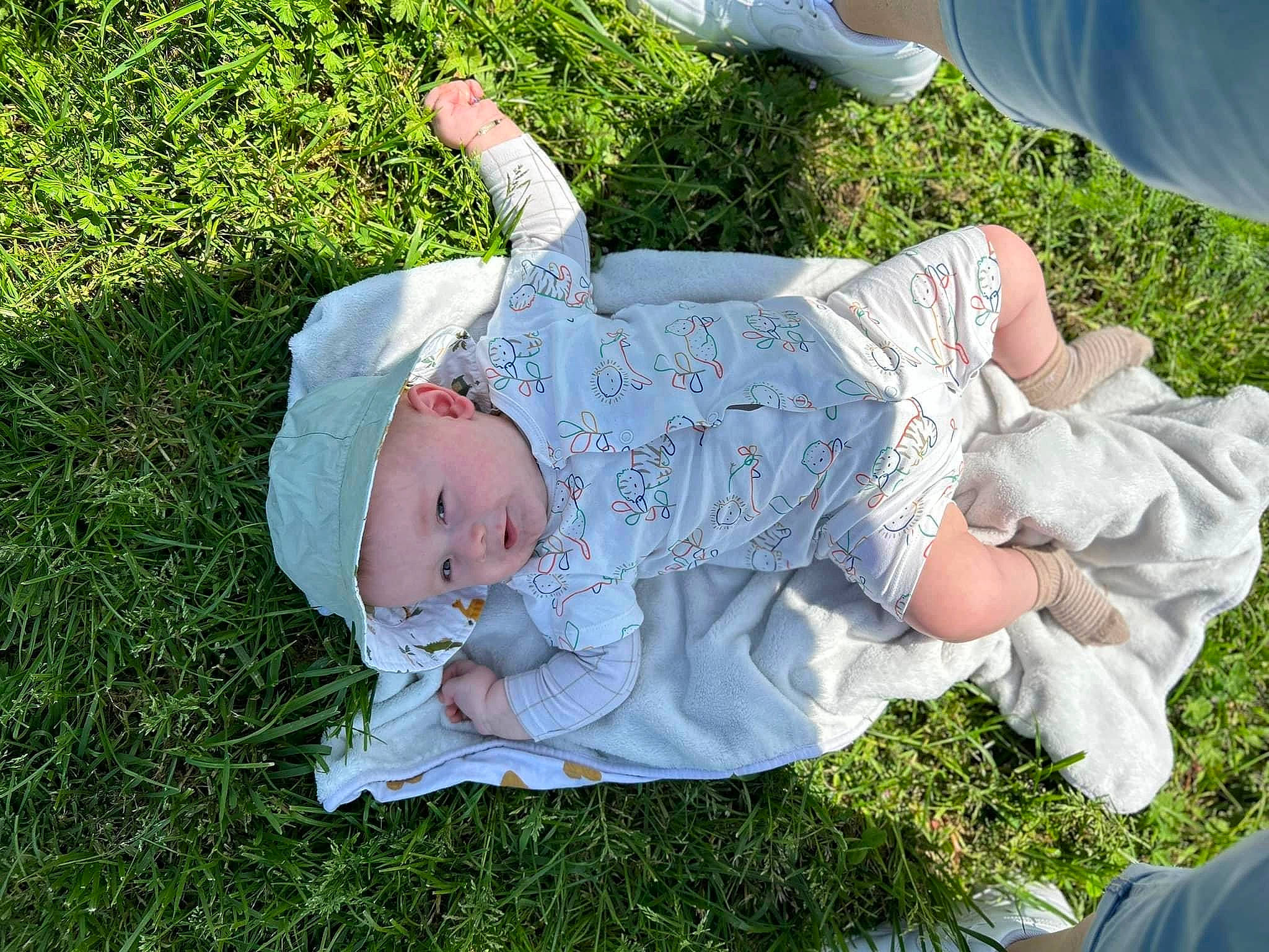 Lény participe au concours pour gagner de l'argent avec cette photo : baby, baby_toddler_clothing, child, dress, event, fun, gesture, grass, grass_family, happy, hat, headwear, lawn, leaf, leg, leisure, people_in_nature, person, plant, sitting