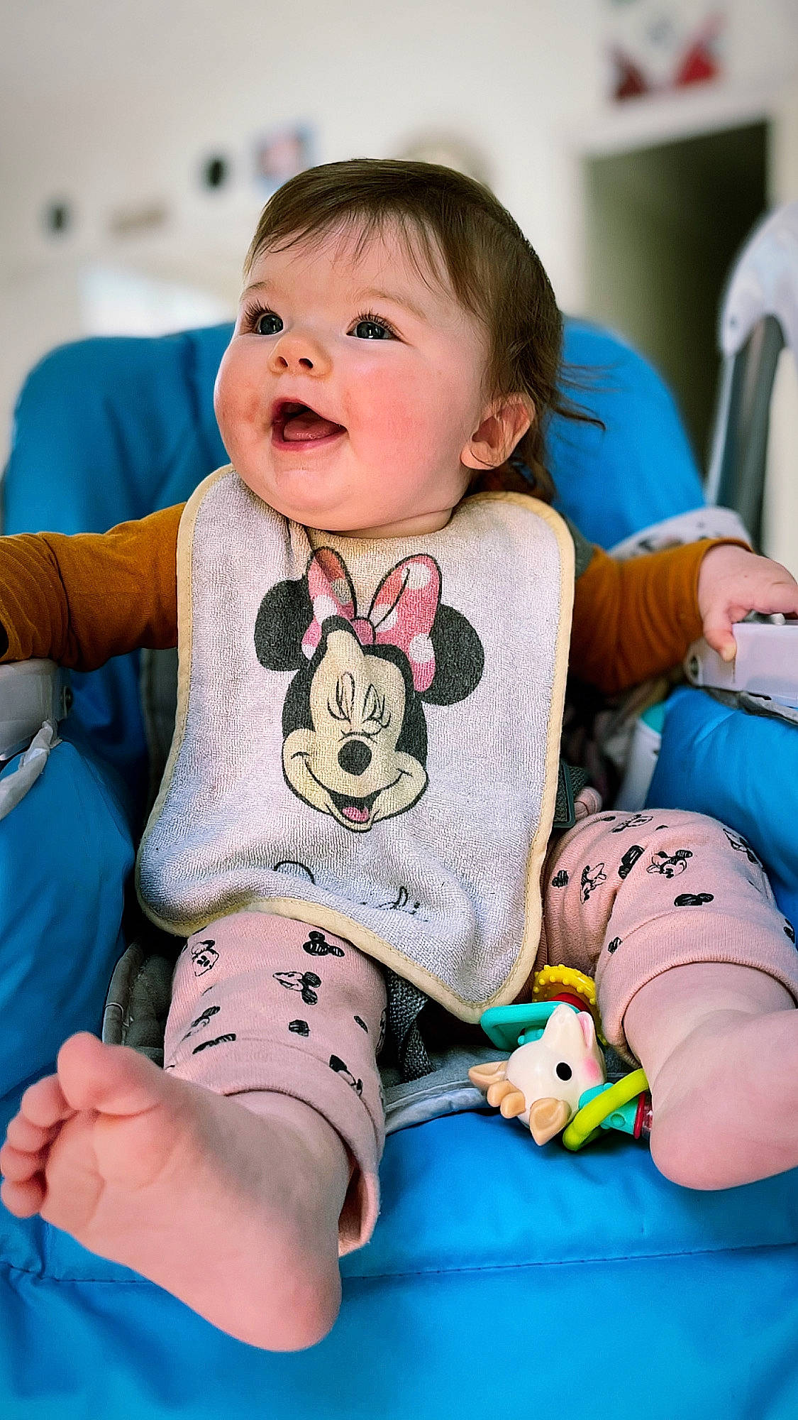 Louise participe au concours pour gagner de l'argent avec cette photo : arm, baby, baby_toddler_clothing, cheek, clothing, comfort, eye, face, facial_expression, finger, hand, happy, head, human_body, mouth, person, product, skin, sleeve, smile