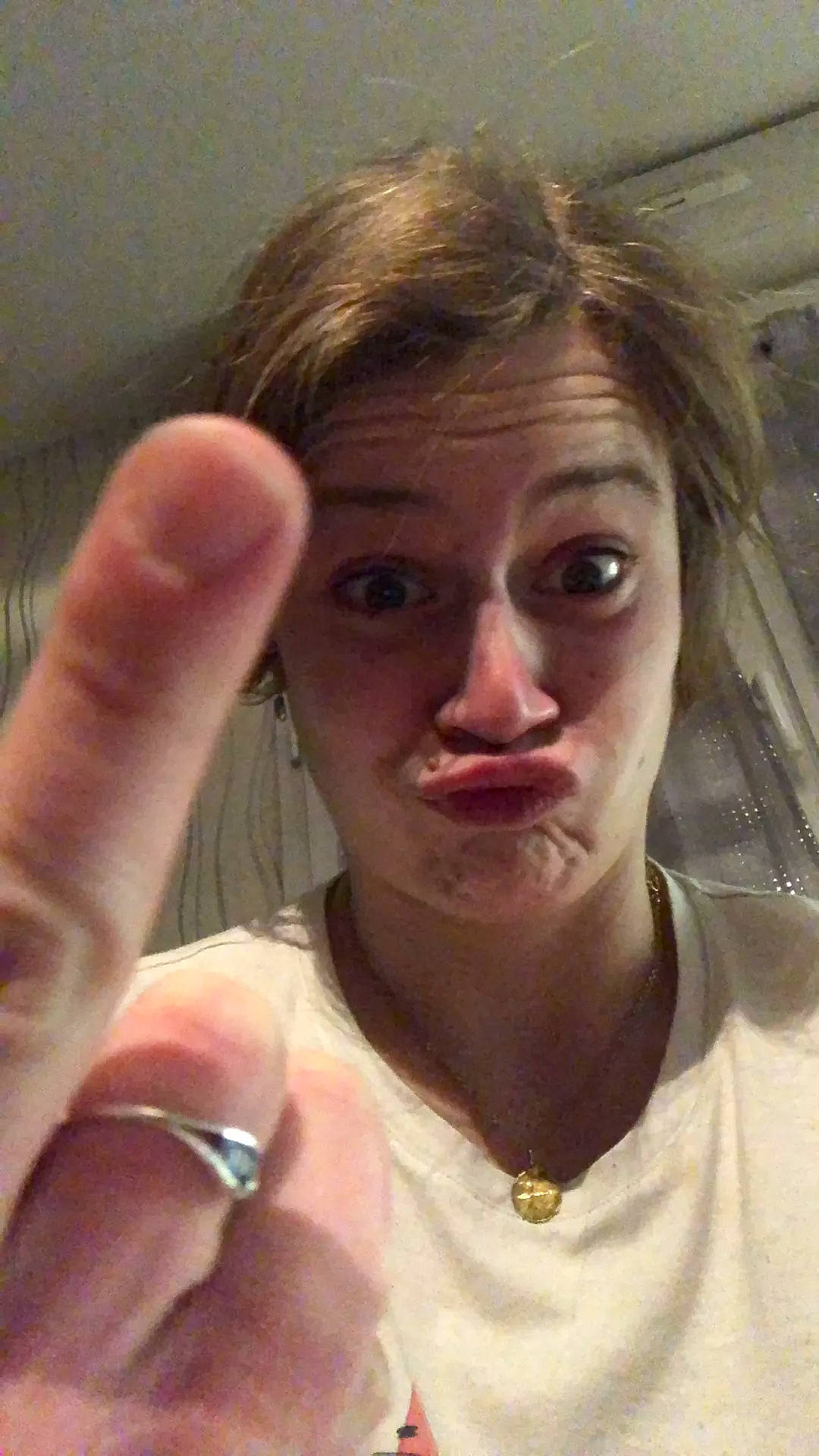 Aline a rejoint le concours — aidez-le/la à gagner de superbes lots ! blond, body_jewelry, brown_hair, cheek, chin, eyebrow, finger, forehead, gesture, jaw, jewellery, lip, nail, necklace, organ, person, ring, selfie, skin, thumb