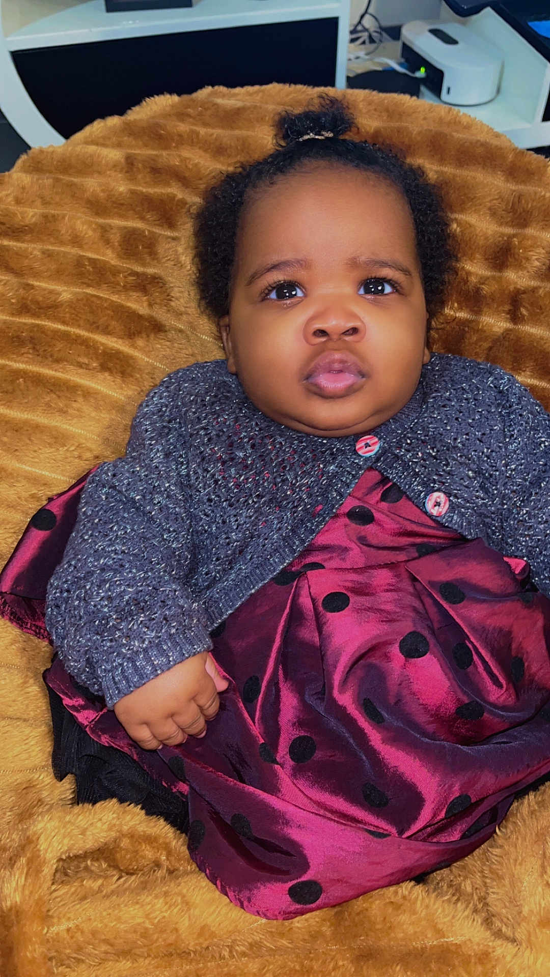 Joyce participe au concours pour gagner de l'argent avec cette photo : baby, child, infant, face, hand, hair, clothing, dress, sweater, blanket, texture, polka_dot, indoor, portrait, cute, expression, person, cozy, soft, seated