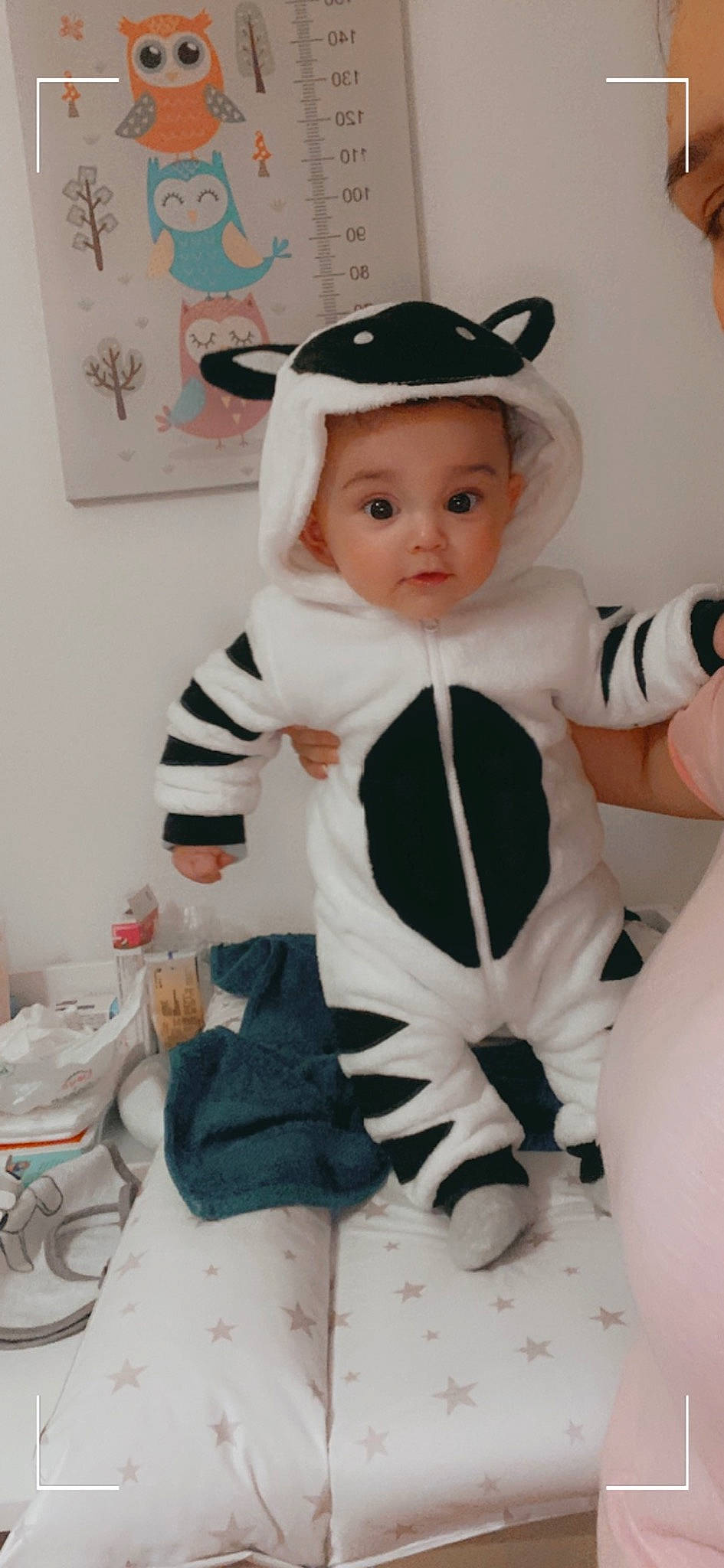 Maël participe au concours pour gagner de l'argent avec cette photo : baby, baby_products, baby_toddler_clothing, carmine, cheek, child, comfort, costume, costume_hat, doll, fashion_accessory, fur, hat, headgear, person, sitting, skin, sleeve, surprise, thumb