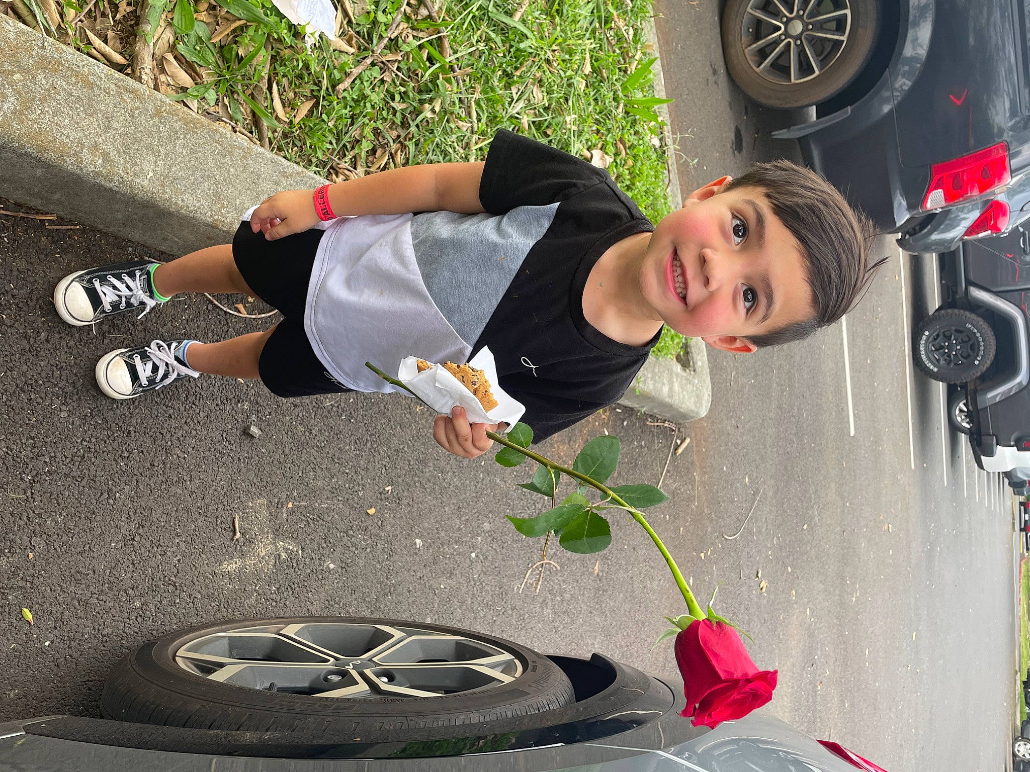 Miguel is registered to the contest to win money with this photo: asphalt, auto_part, automotive_design, automotive_lighting, automotive_tire, automotive_wheel_system, car, grass, joy, leg, motor_vehicle, person, plant, shoe, shorts, sneakers, tire, tree, vehicle, vehicle_door