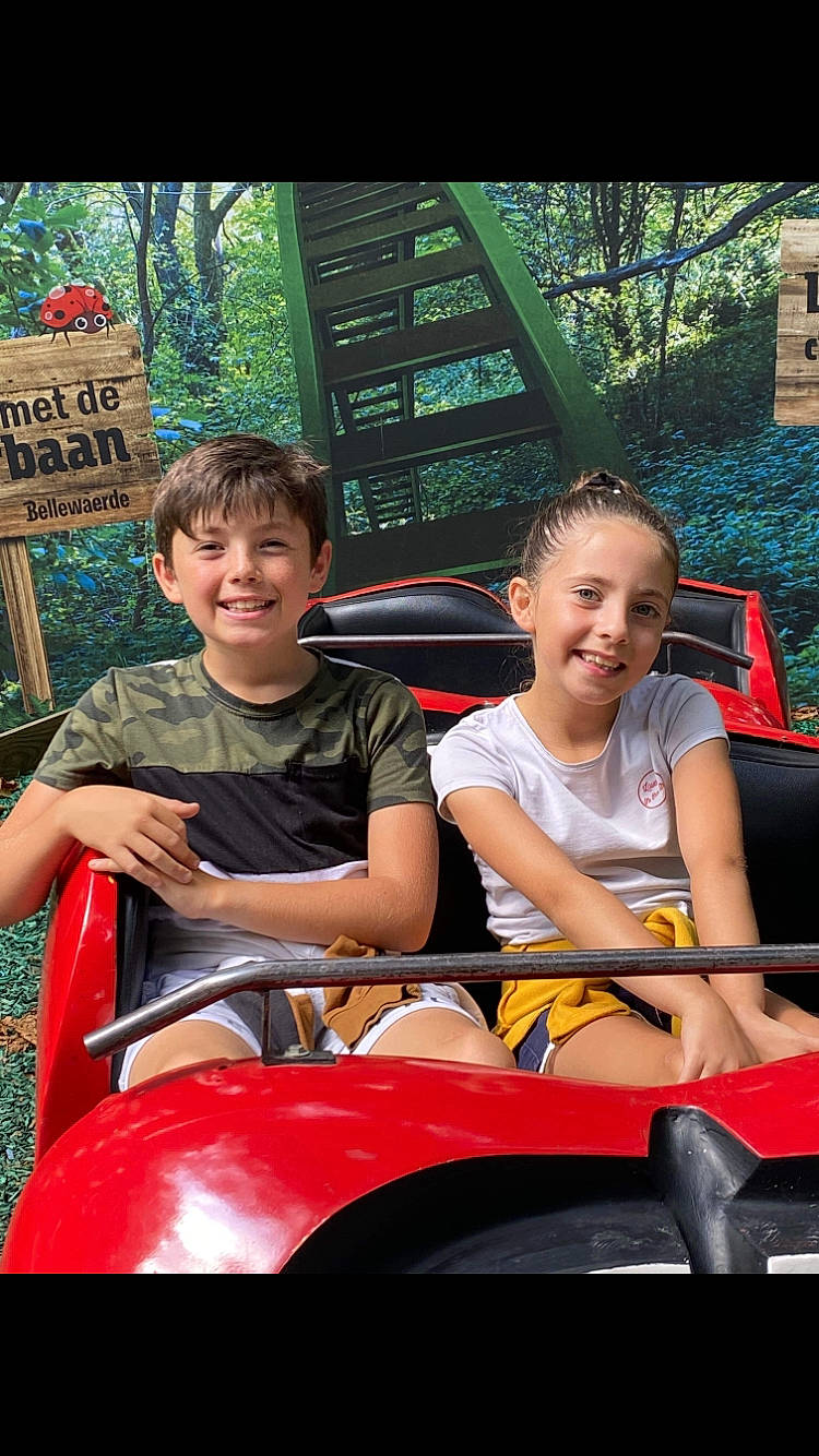 Damien Et Julia Frère Et Soeur