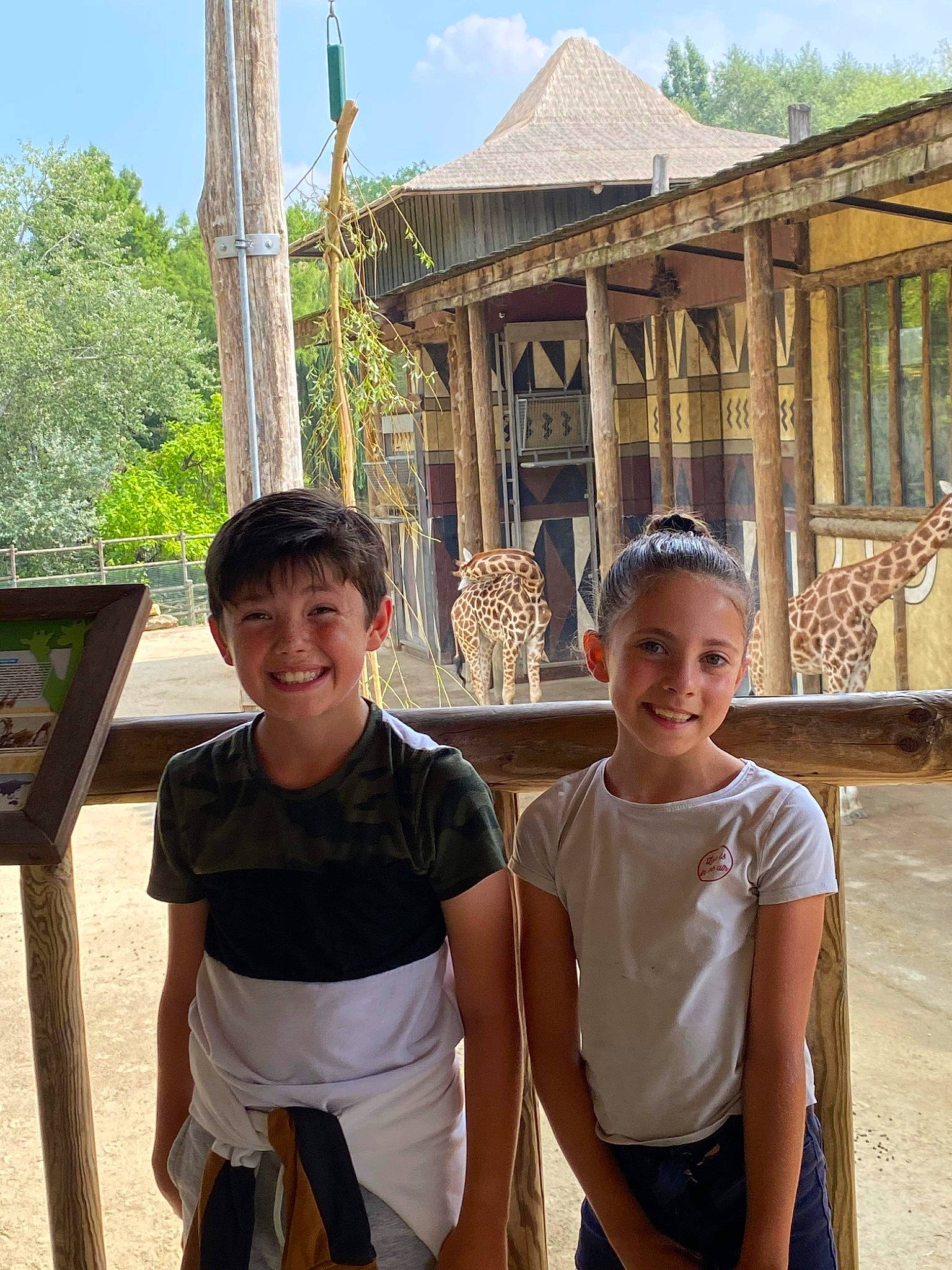 Damien Et Juli Frère Et Soeu a rejoint le concours — aidez-le/la à gagner de superbes lots ! bermuda_shorts, black, fun, happy, hat, joy, leisure, mammal, people, person, public_space, recreation, shorts, sky, smile, snapshot, summer, t_shirt, temple, travel