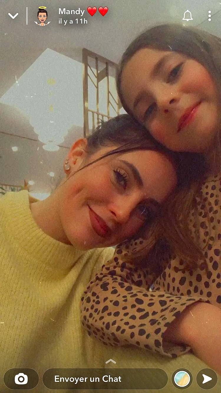 Julia a rejoint le concours — aidez-le/la à gagner de superbes lots ! cheek, chin, comfort, cool, eyebrow, eyelash, facial_expression, forehead, gesture, happy, head, iris, jaw, joy, lip, mouth, neck, nose, organ, person