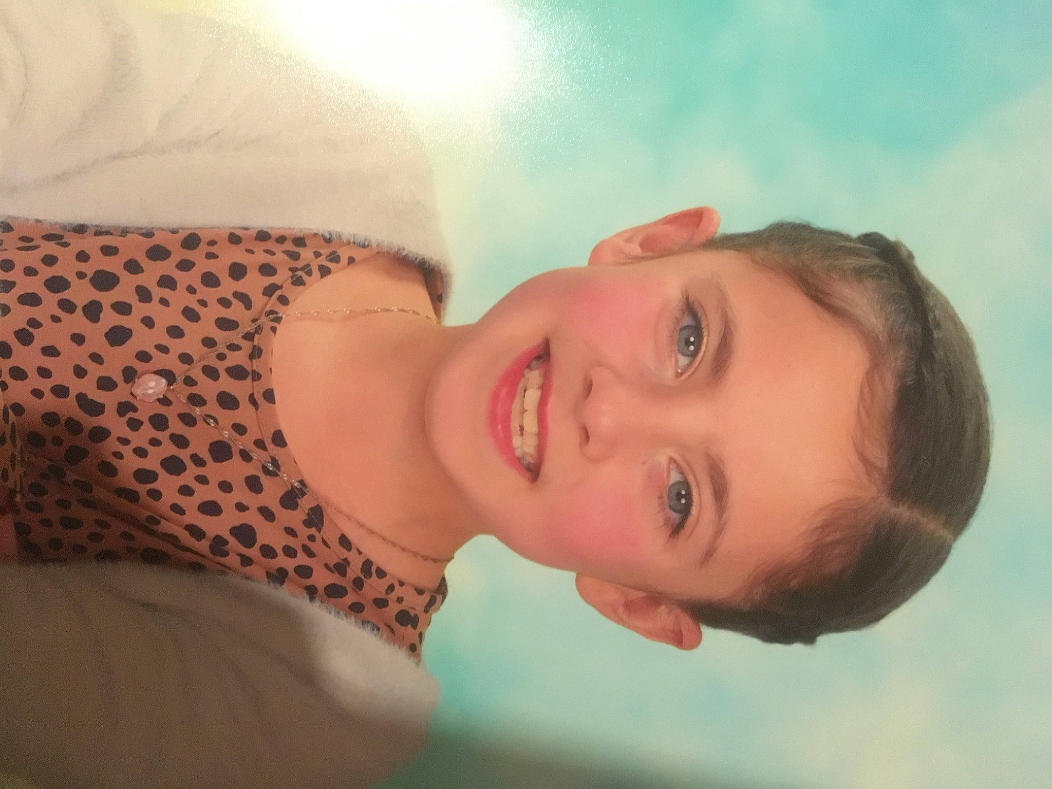 Julia a rejoint le concours — aidez-le/la à gagner de superbes lots ! arm, chin, cloud, cool, eye, eyebrow, eyelash, flash_photography, gesture, hair, happy, iris, joy, lip, mouth, neck, nose, person, shoulder, skin