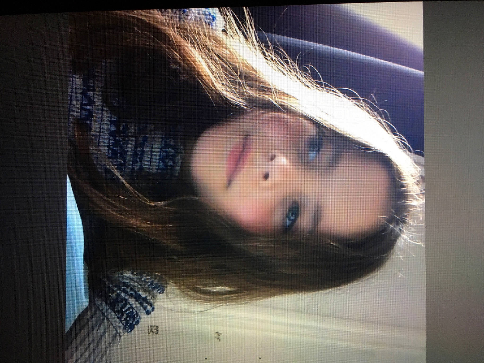 Julia a rejoint le concours — aidez-le/la à gagner de superbes lots ! beauty, blond, brown_hair, cheek, chin, cool, eye, eyebrow, eyelash, flash_photography, hairstyle, iris, jaw, layered_hair, lip, long_hair, organ, person, portrait_photography, selfie