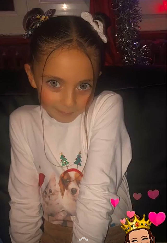 Julia participe au concours pour gagner de l'argent avec cette photo : baby_toddler_clothing, christmas, christmas_decoration, christmas_eve, companion_dog, dog_breed, hair_accessory, headband, headpiece, holiday, joy, long_sleeved_t_shirt, non_sporting_group, person, t_shirt, toy, toy_dog, white