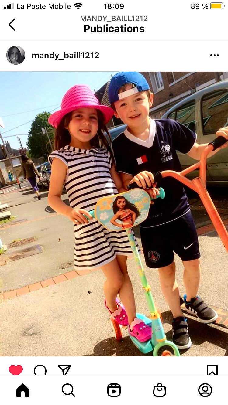 Damien participe au concours pour gagner de l'argent avec cette photo : cool, footwear, fun, happy, hat, headwear, joy, leisure, person, photograph, recreation, shoe, shorts, smile, sneakers, street_fashion, style, summer, sun_hat, t_shirt