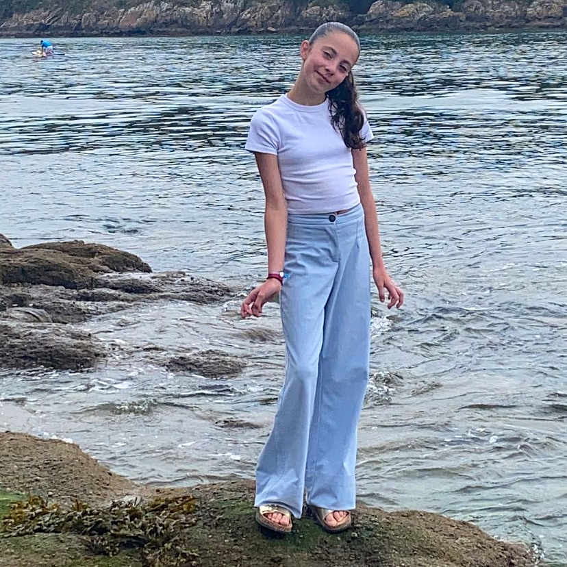 Julia a rejoint le concours — aidez-le/la à gagner de superbes lots ! beachwear, clothing, female, girl, jeans, pants, person, sleeve, standing, teen
