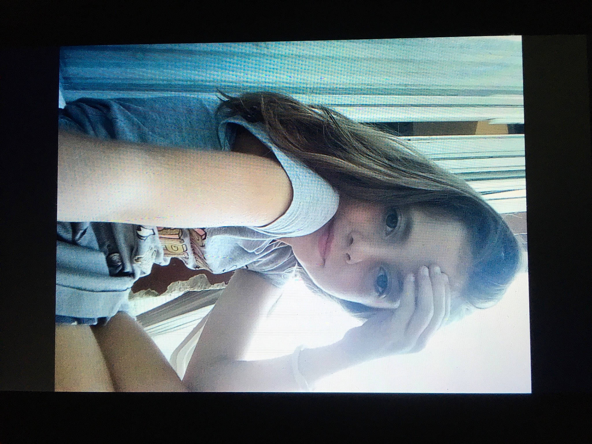 Julia participe au concours pour gagner de l'argent avec cette photo : black_hair, chest, comfort, display_device, elbow, eyelash, eyewear, flash_photography, flesh, happy, human_leg, jaw, lip, long_hair, person, portrait_photography, selfie, thigh, tints_and_shades, vehicle_door