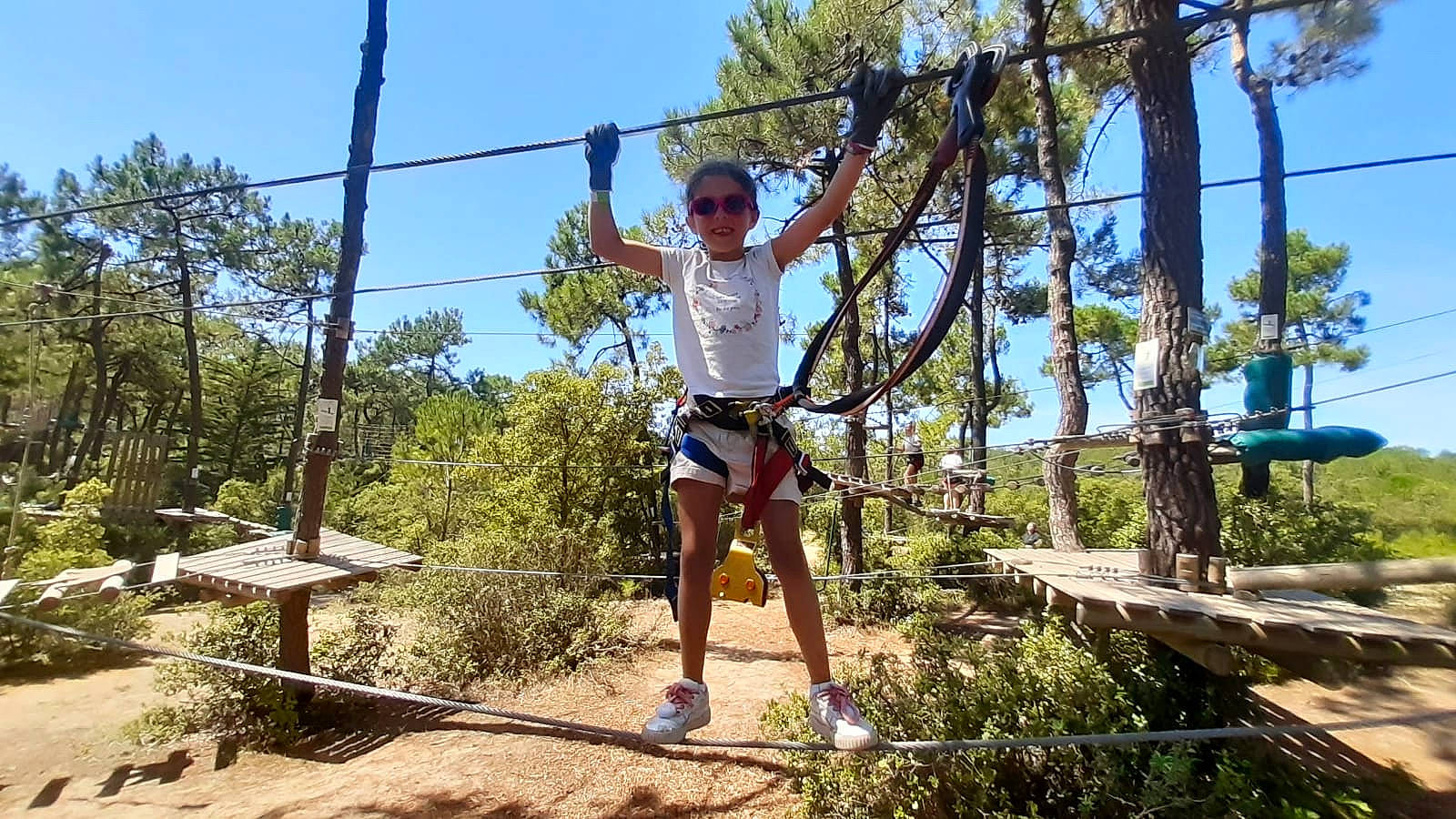 Julia participe au concours pour gagner de l'argent avec cette photo : adventure, bridge, city, electric_blue, fence, fun, jungle, leisure, outdoor_play_equipment, people_in_nature, person, plant, playground, recreation, rope, shorts, sky, soil, sports, swing