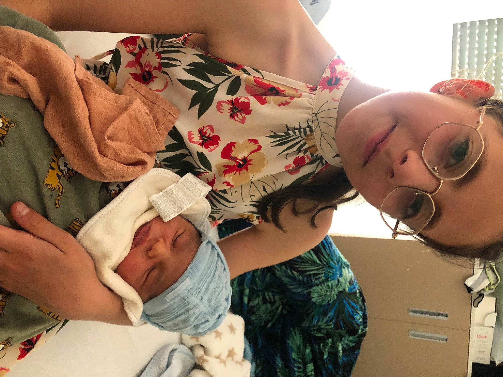 Julia a rejoint le concours — aidez-le/la à gagner de superbes lots ! abdomen, arm, baby, chest, comfort, elbow, eyewear, finger, hand, hat, headwear, joint, mouth, person, skin, sunglasses, tattoo, temporary_tattoo, thigh, toddler