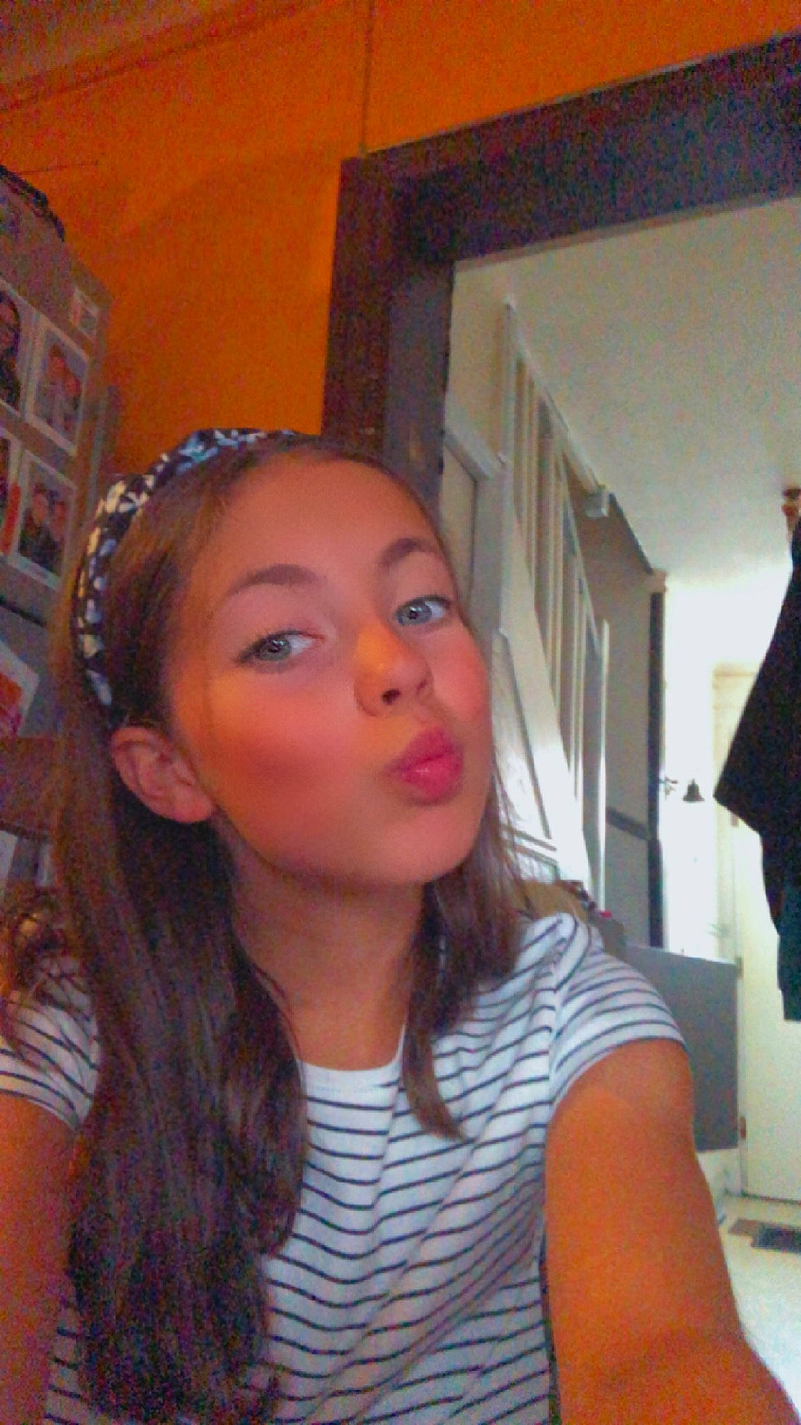 Julia a rejoint le concours — aidez-le/la à gagner de superbes lots ! black_hair, brown_hair, cheek, chin, ear, earrings, electric_blue, eyelash, eyewear, fashion_design, forehead, fun, hearing, jaw, jewellery, lip, long_hair, makeover, neck, nose