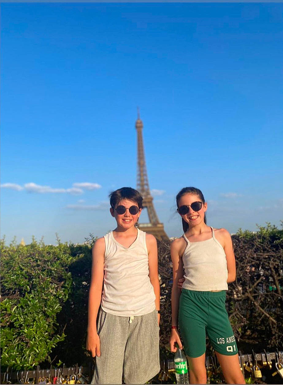 Julia participe au concours pour gagner de l'argent avec cette photo : cloud, event, eyewear, fun, gesture, goggles, happy, joy, leisure, people_in_nature, person, plant, recreation, shorts, sky, smile, sunglasses, t_shirt, travel, tree